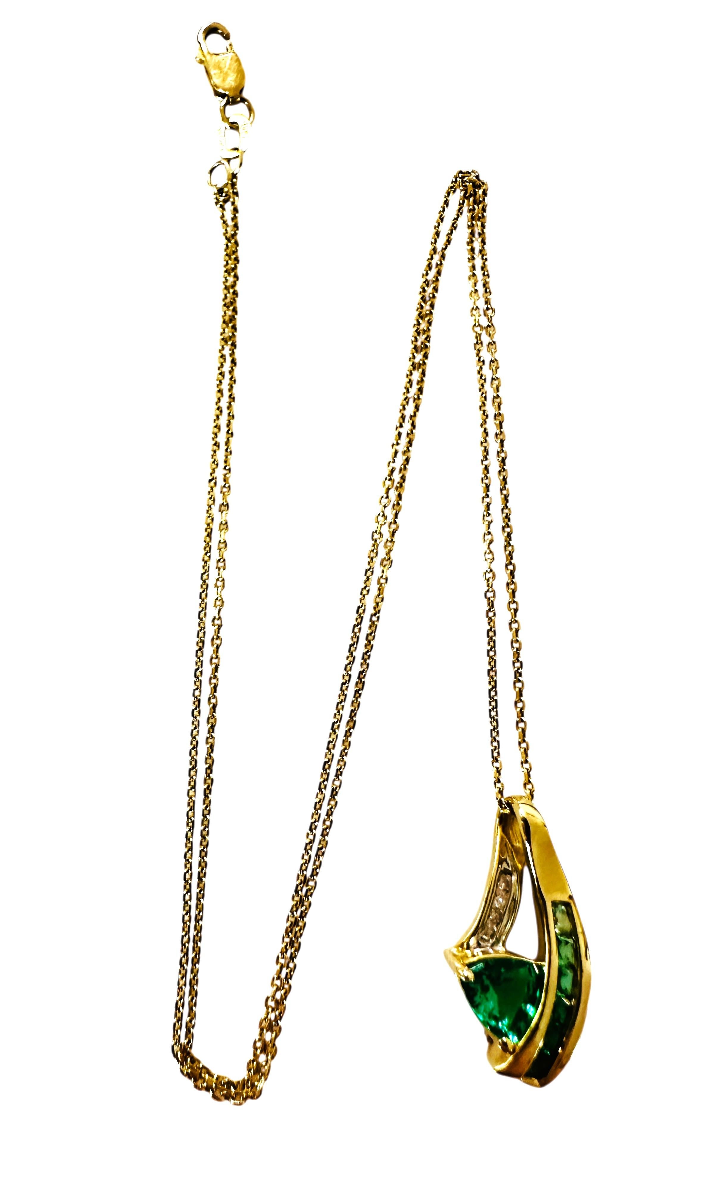 10K Yellow Gold .80 Carat Emerald & .04 Carat Diamond Necklace Pendant Pour femmes en vente
