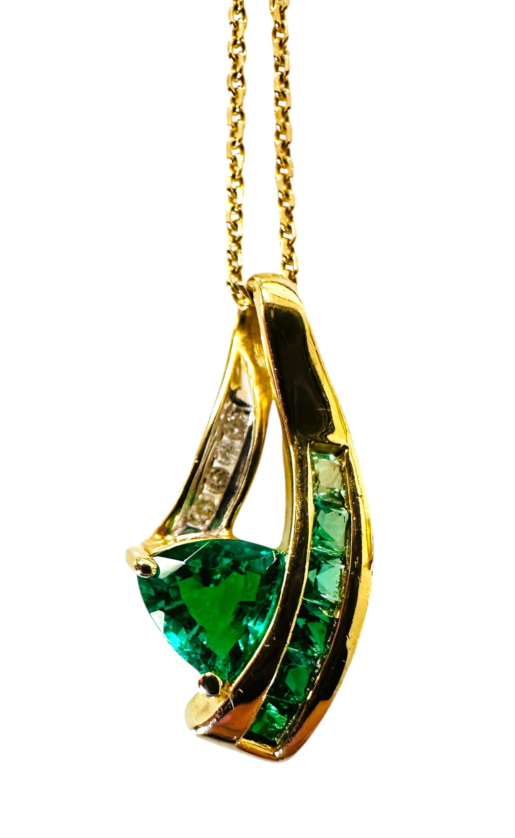10K Yellow Gold .80 Carat Emerald & .04 Carat Diamond Necklace Pendant en vente 1