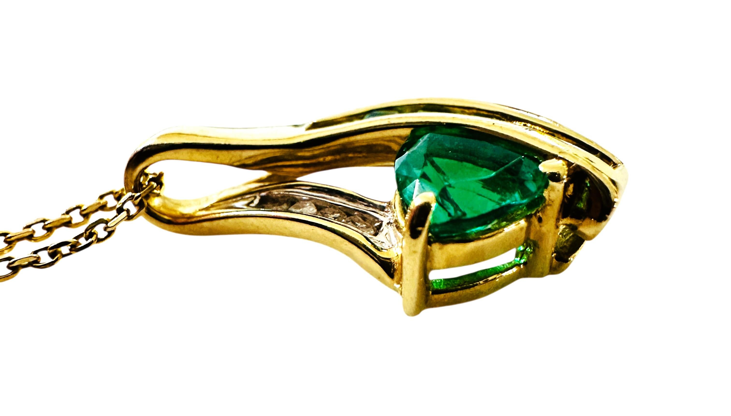 10K Yellow Gold .80 Carat Emerald & .04 Carat Diamond Necklace Pendant en vente 2