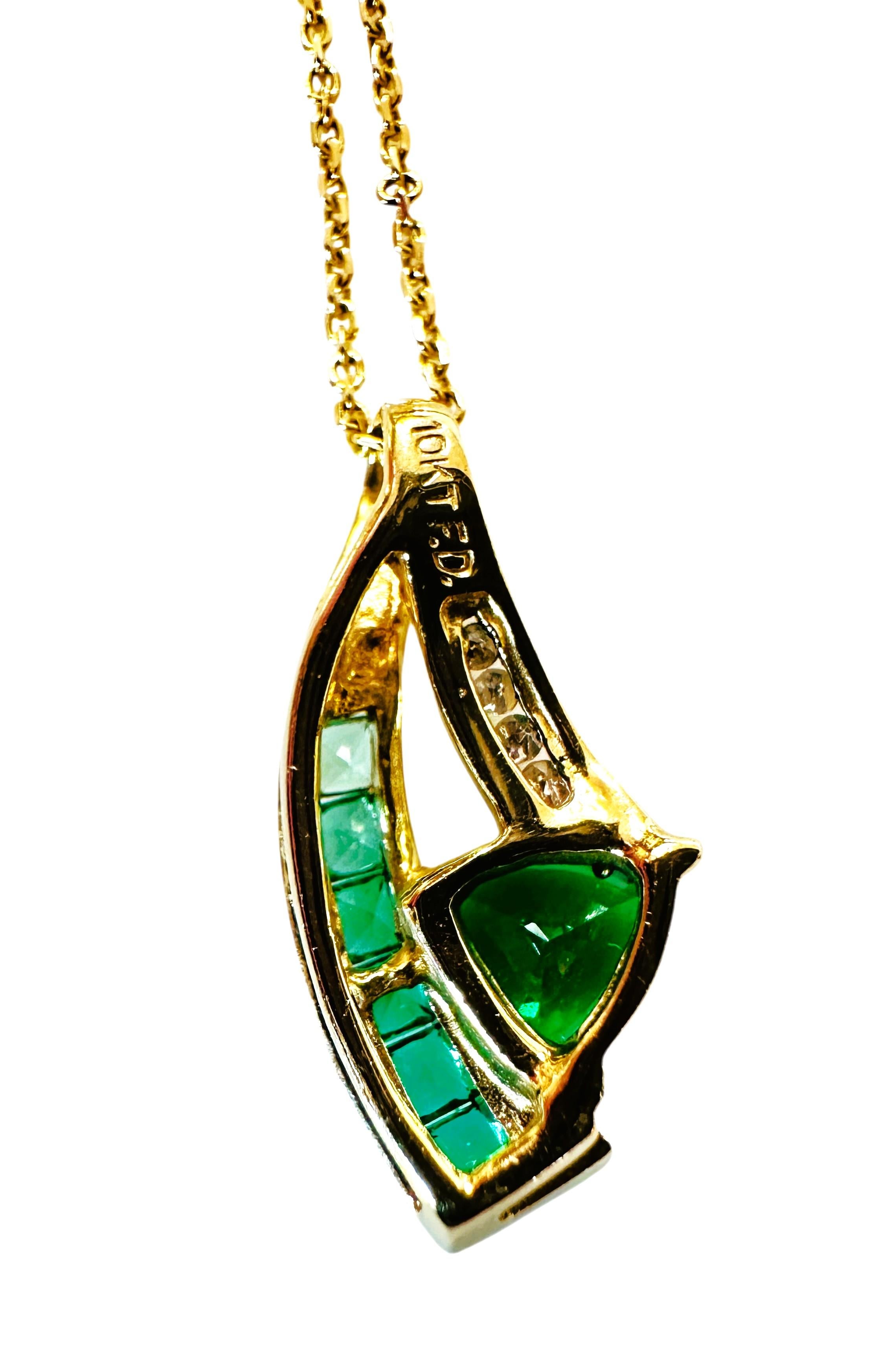 10K Yellow Gold .80 Carat Emerald & .04 Carat Diamond Necklace Pendant en vente 3