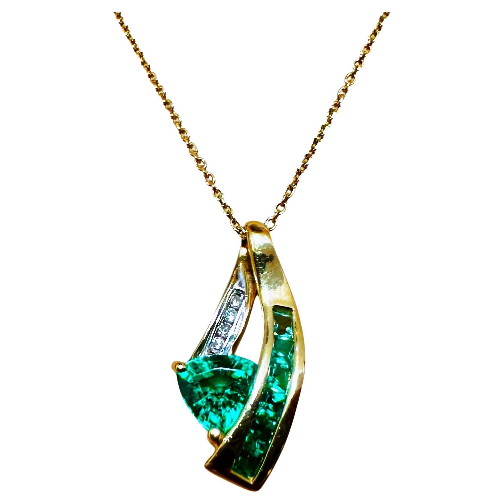10K Yellow Gold .80 Carat Emerald & .04 Carat Diamond Necklace Pendant en vente