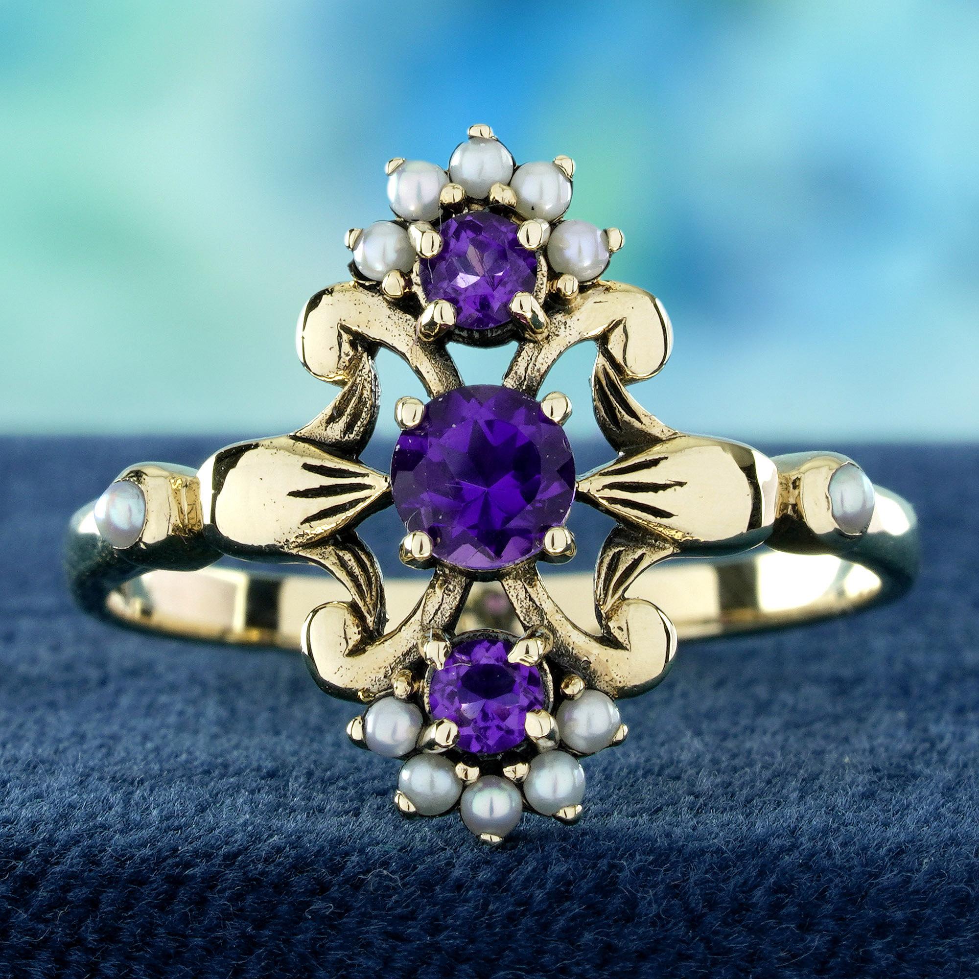 Un trio d'améthystes lumineuses est serti verticalement, créant une ligne gracieuse d'un violet captivant. Les pierres du haut et du bas sont délicatement couronnées d'une perle lustrée, dont l'éclat doux rappelle les gouttes de rosée sur un pétale