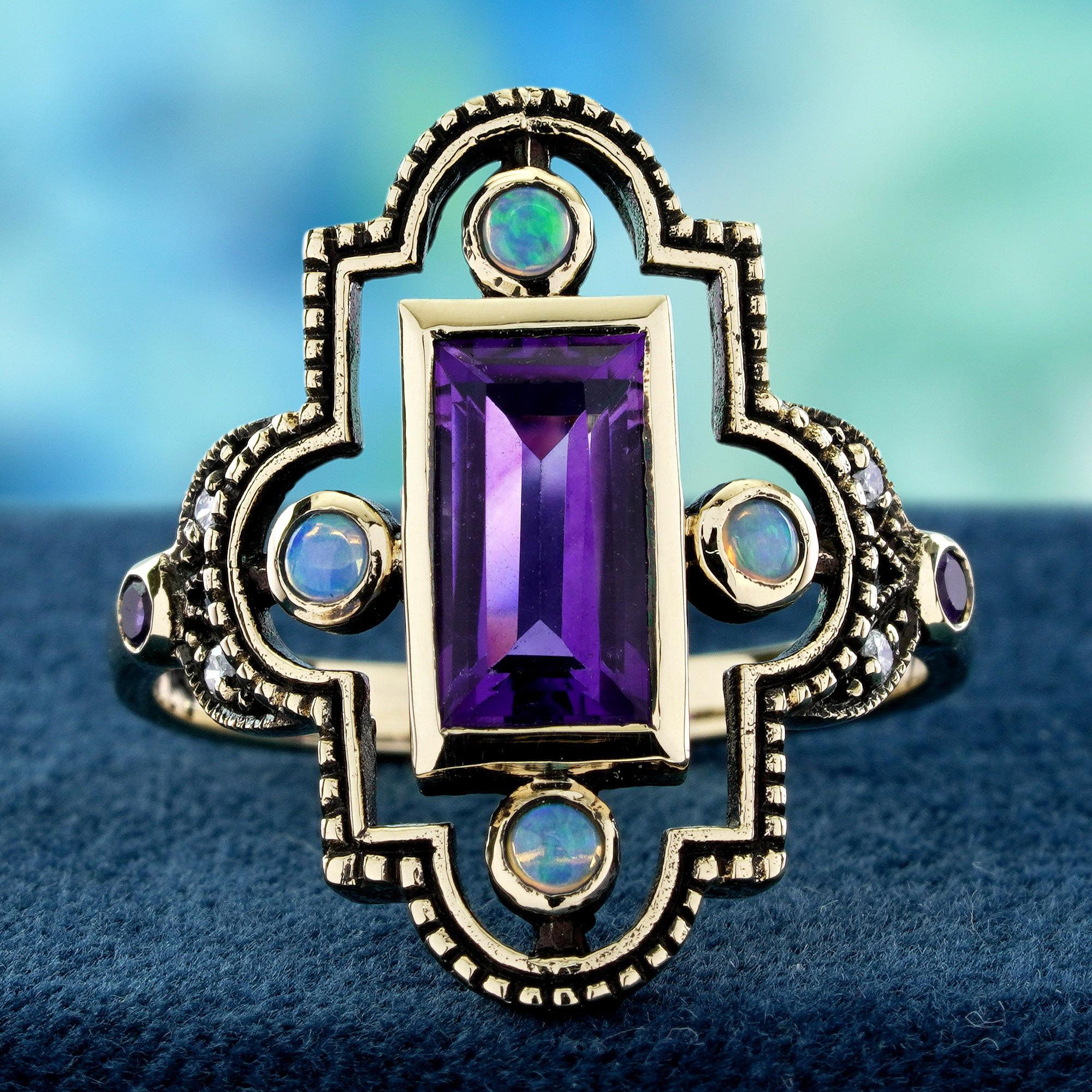 Une captivante améthyste taillée en baguette, d'un violet profond et royal, forme la pièce maîtresse. Cette pierre précieuse est magnifiquement flanquée d'opales éthérées sur tous les côtés, créant un motif en croix unique qui brille d'un jeu de