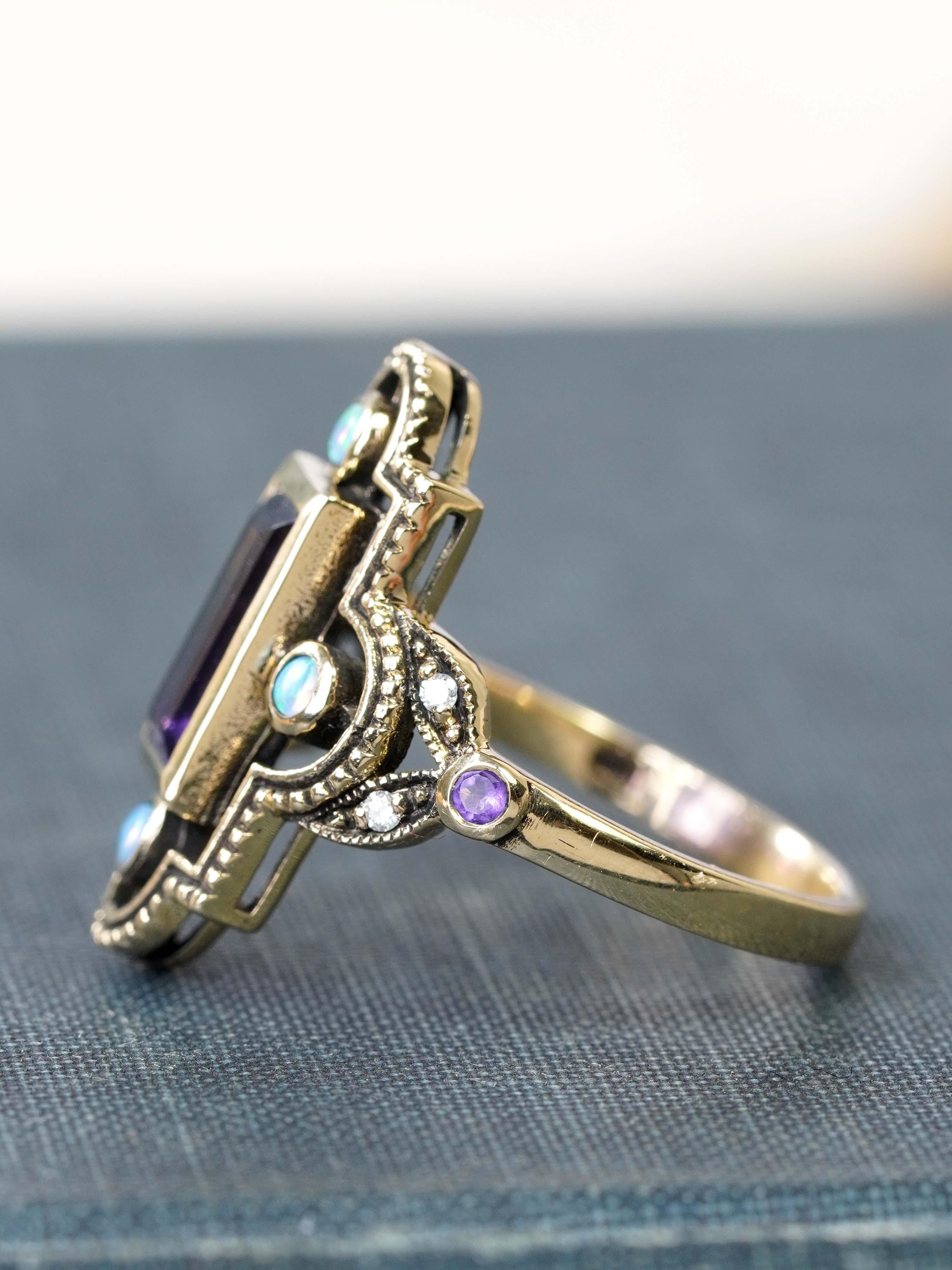 Bague de cocktail en or jaune 10K avec améthyste, opale et diamant de style vintage en vente 3