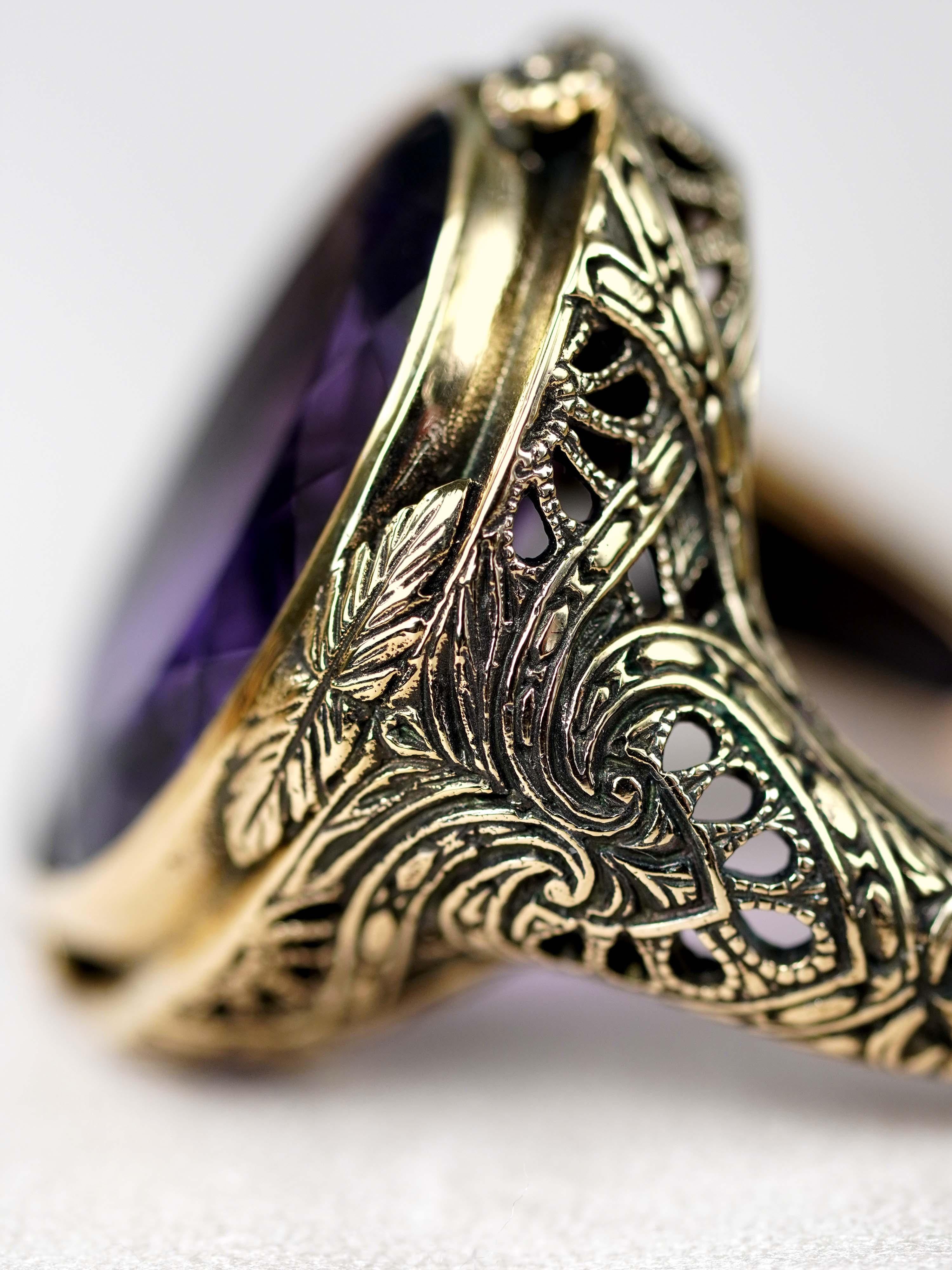 Bague de cocktail en or jaune 10K à l'améthyste de style vintage en vente 6