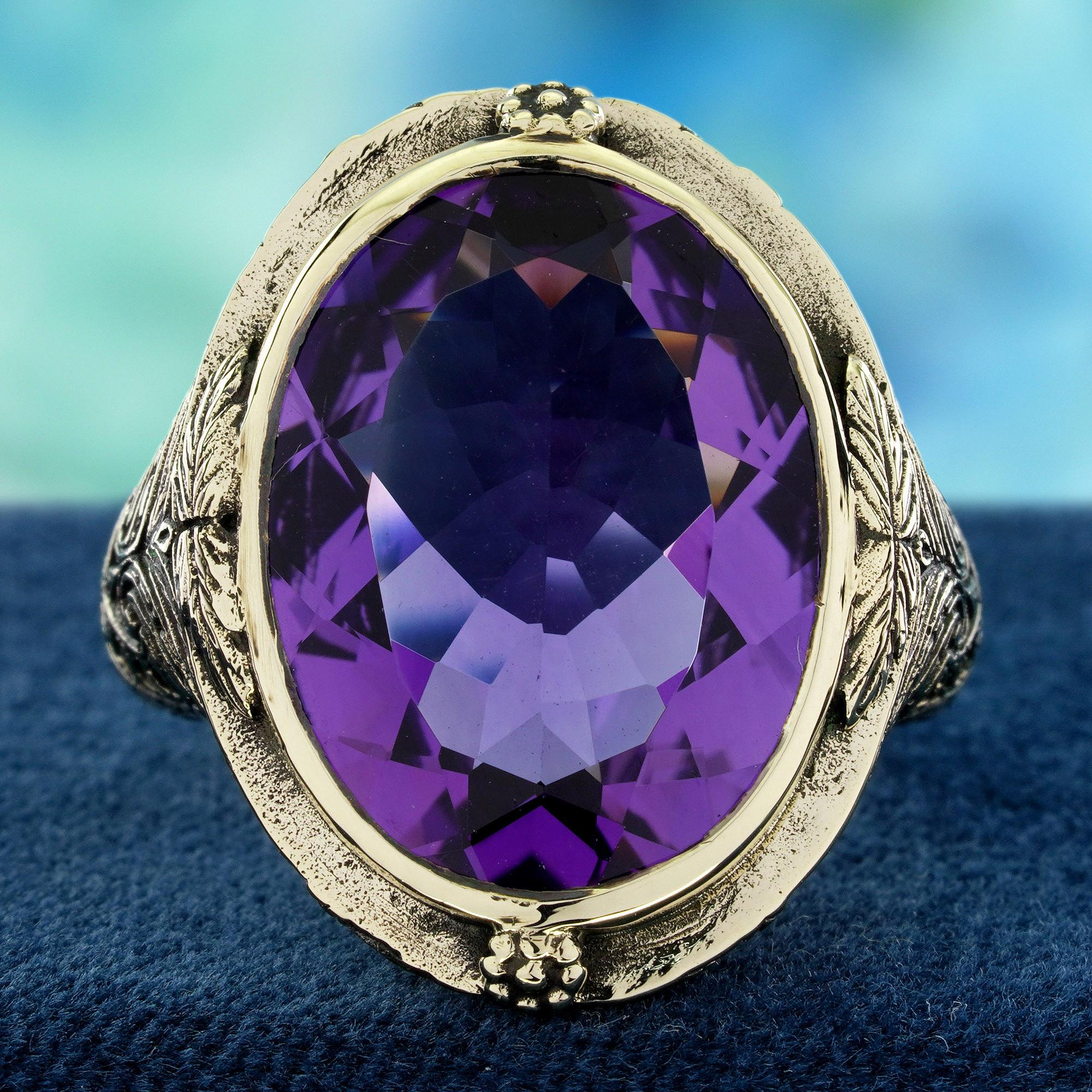 Une grande améthyste captivante de 10,7 carats, d'un violet profond et envoûtant, occupe le devant de la scène. Les épaules de la bague sont ornées de motifs complexes, un témoignage de l'artisanat du vieux monde qui ajoute une touche de