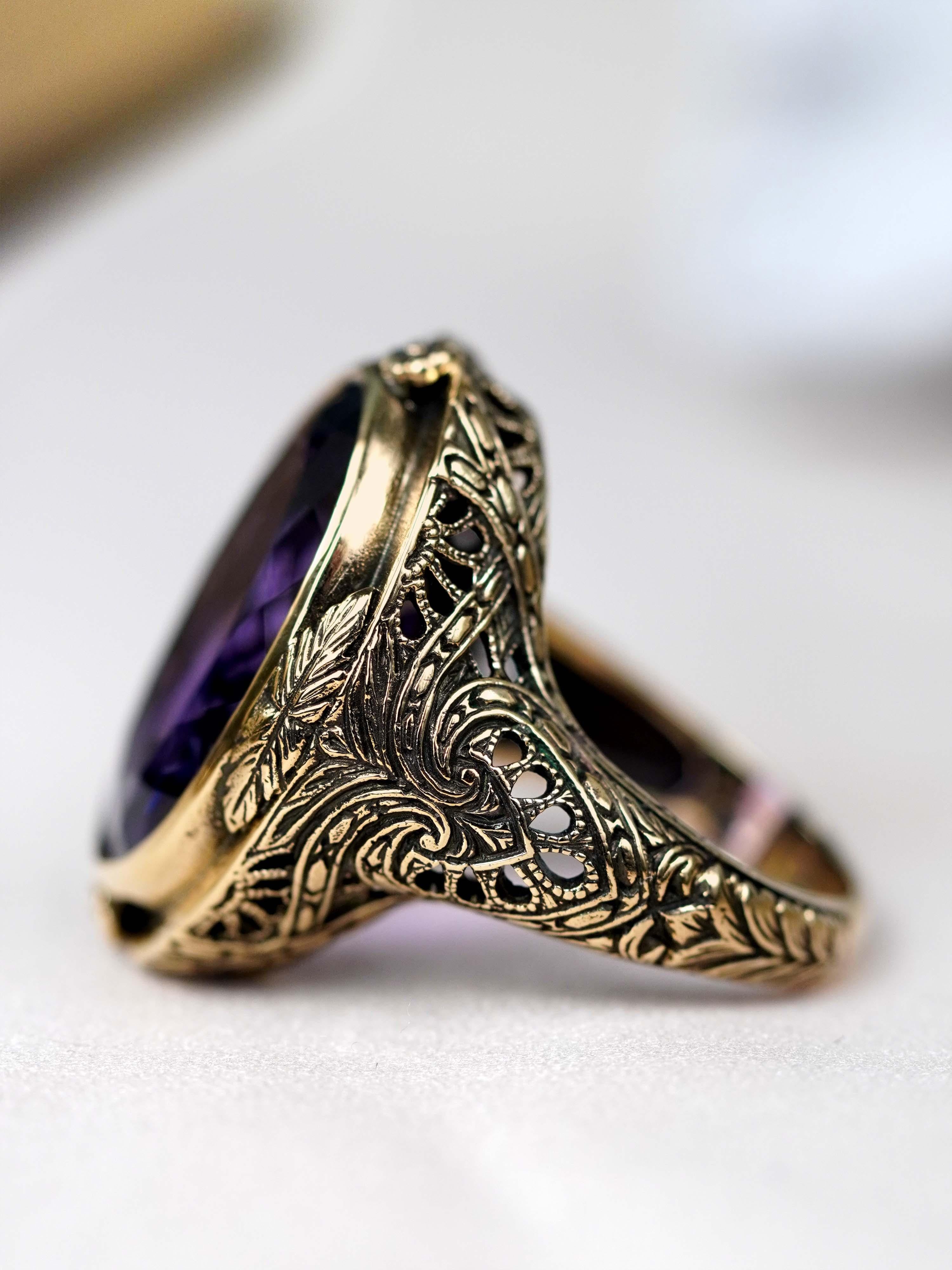 Bague de cocktail en or jaune 10K à l'améthyste de style vintage en vente 3