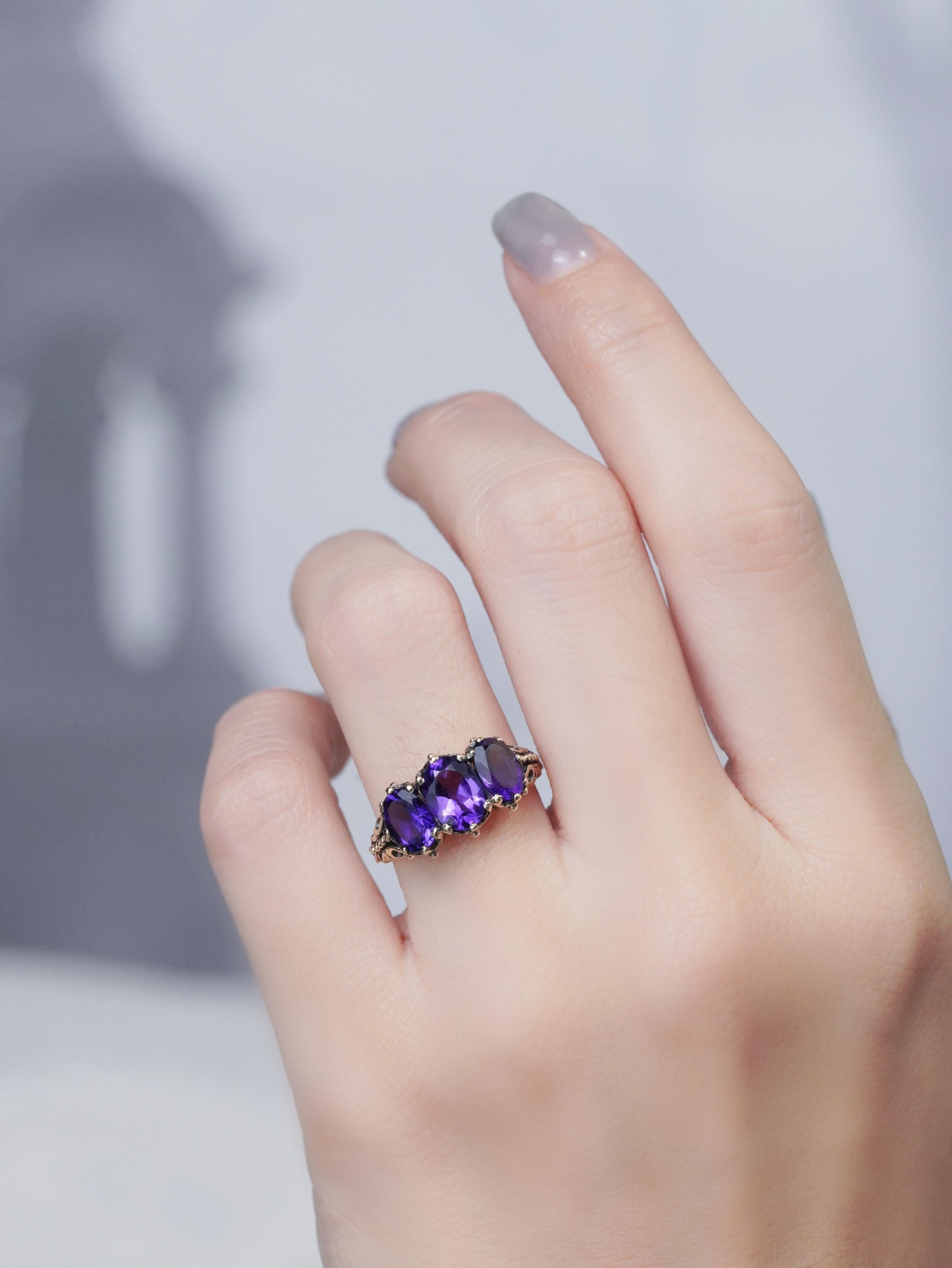 Bague à trois pierres en or jaune 10K avec améthyste, style vintage en vente 7