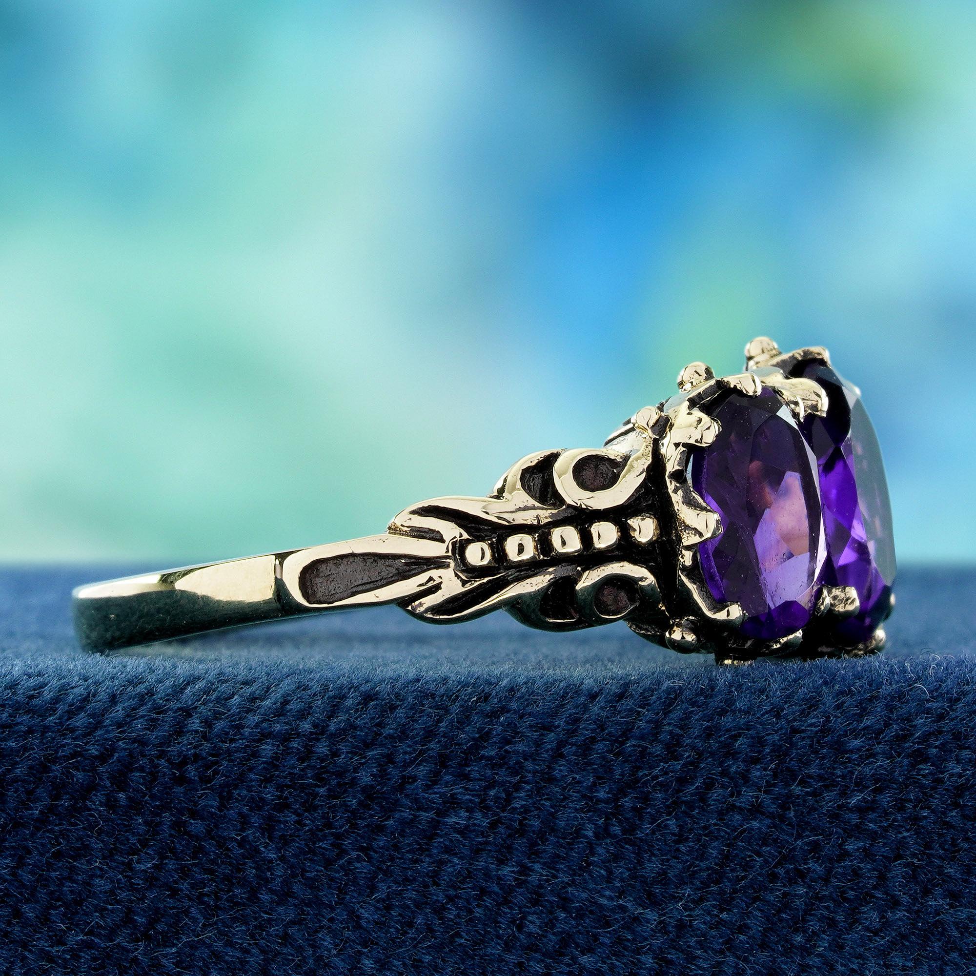 Taille ovale Bague à trois pierres en or jaune 10K avec améthyste, style vintage en vente