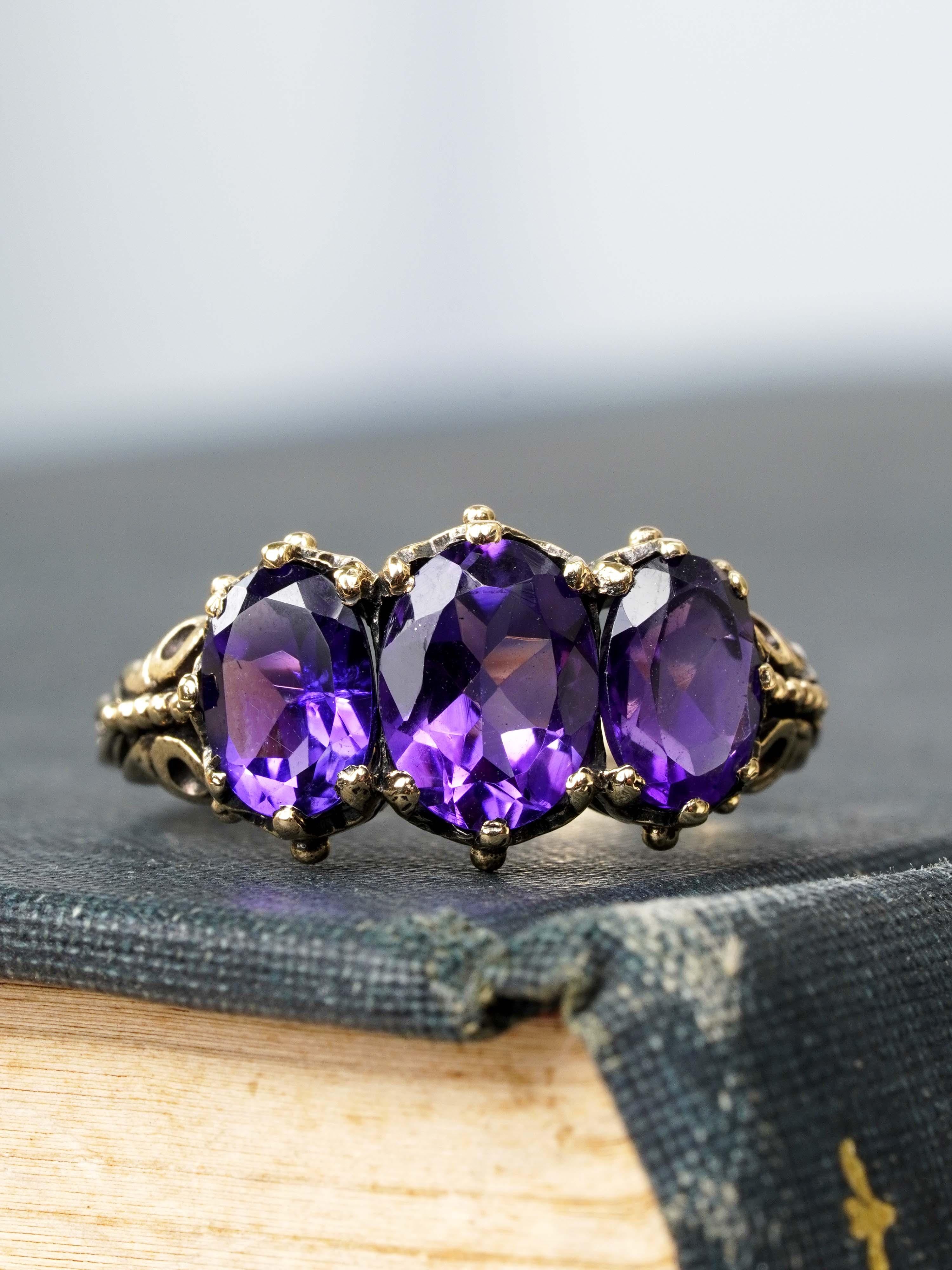 Bague à trois pierres en or jaune 10K avec améthyste, style vintage en vente 1