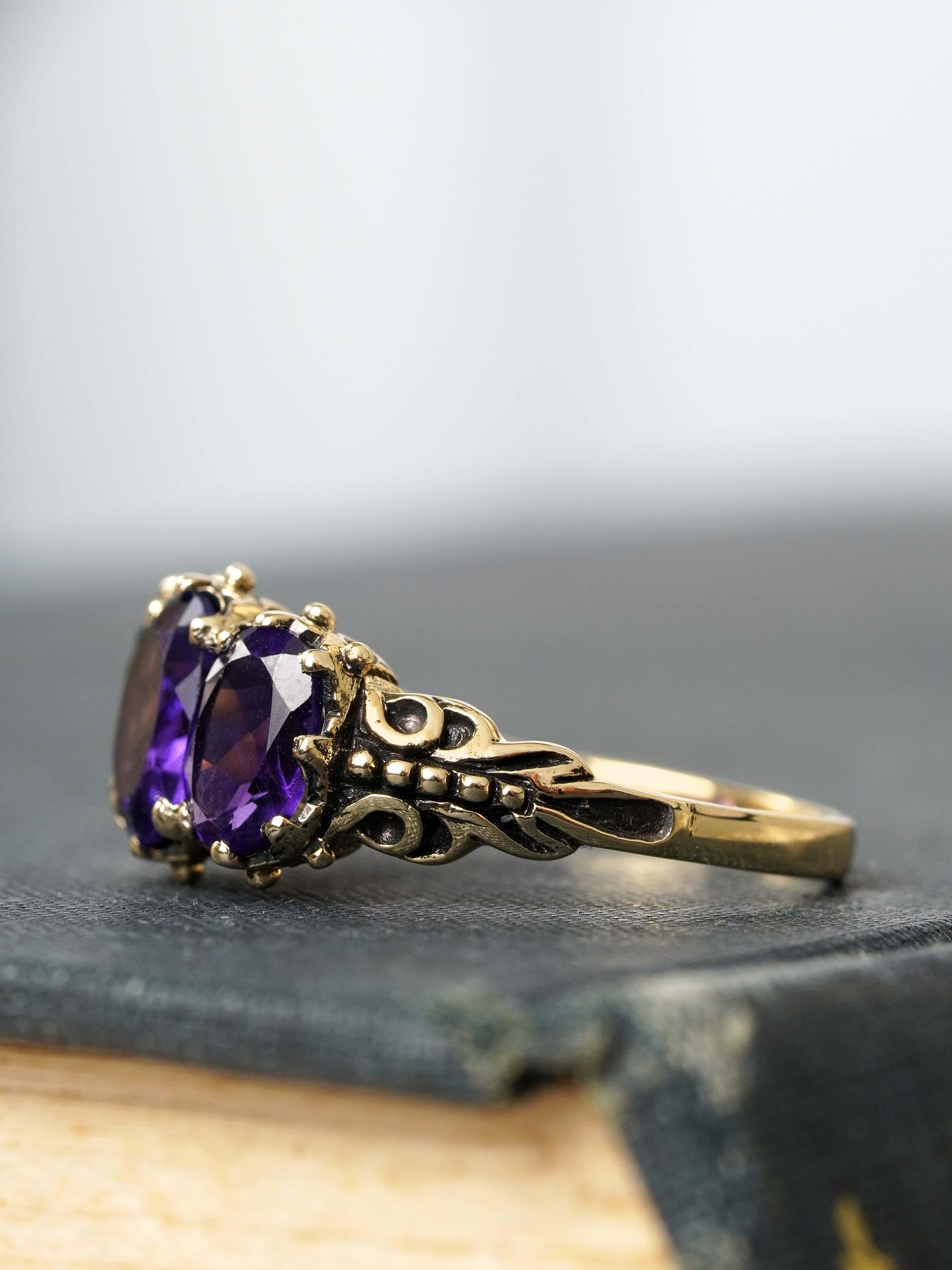 Bague à trois pierres en or jaune 10K avec améthyste, style vintage en vente 3