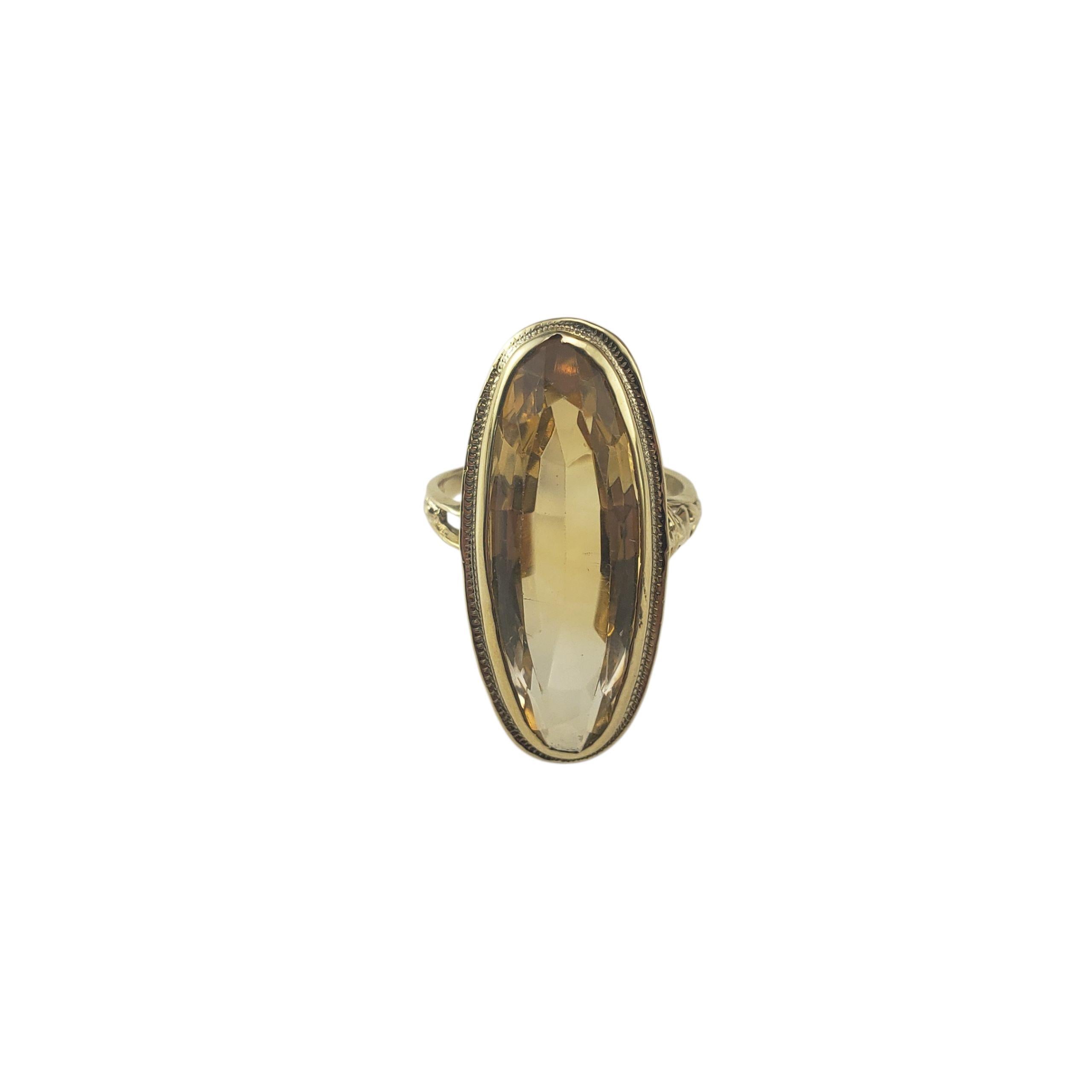 Bague en or jaune 10K et citrine Taille 4.5-

Faites preuve d'audace avec cette superbe bague en or jaune 10 carats ornée d'une citrine ovale allongée. La lunette est encadrée de fins détails milgrainés et le design de la tige fendue rehausse