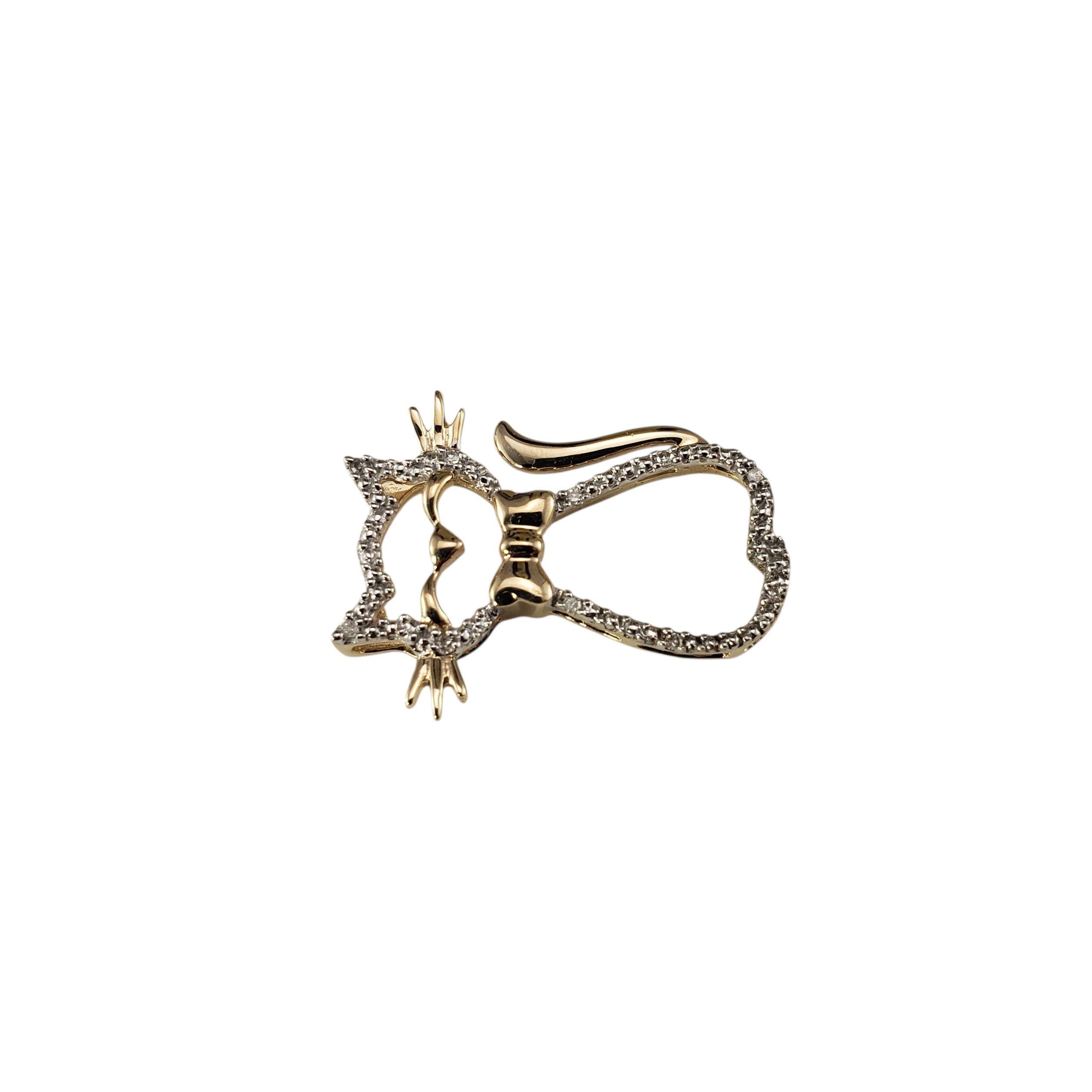 Pendentif chat en or jaune 10 carats et diamants

Charmant et fantaisiste, cet adorable pendentif en forme de chat est réalisé en or jaune 10 carats et rehaussé de 10 diamants taille unique étincelants, apportant la touche de brillance qui convient.