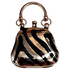 Handtaschenanhänger aus 10K-Gelbgold mit Emaille-Zebrastreifen #25565