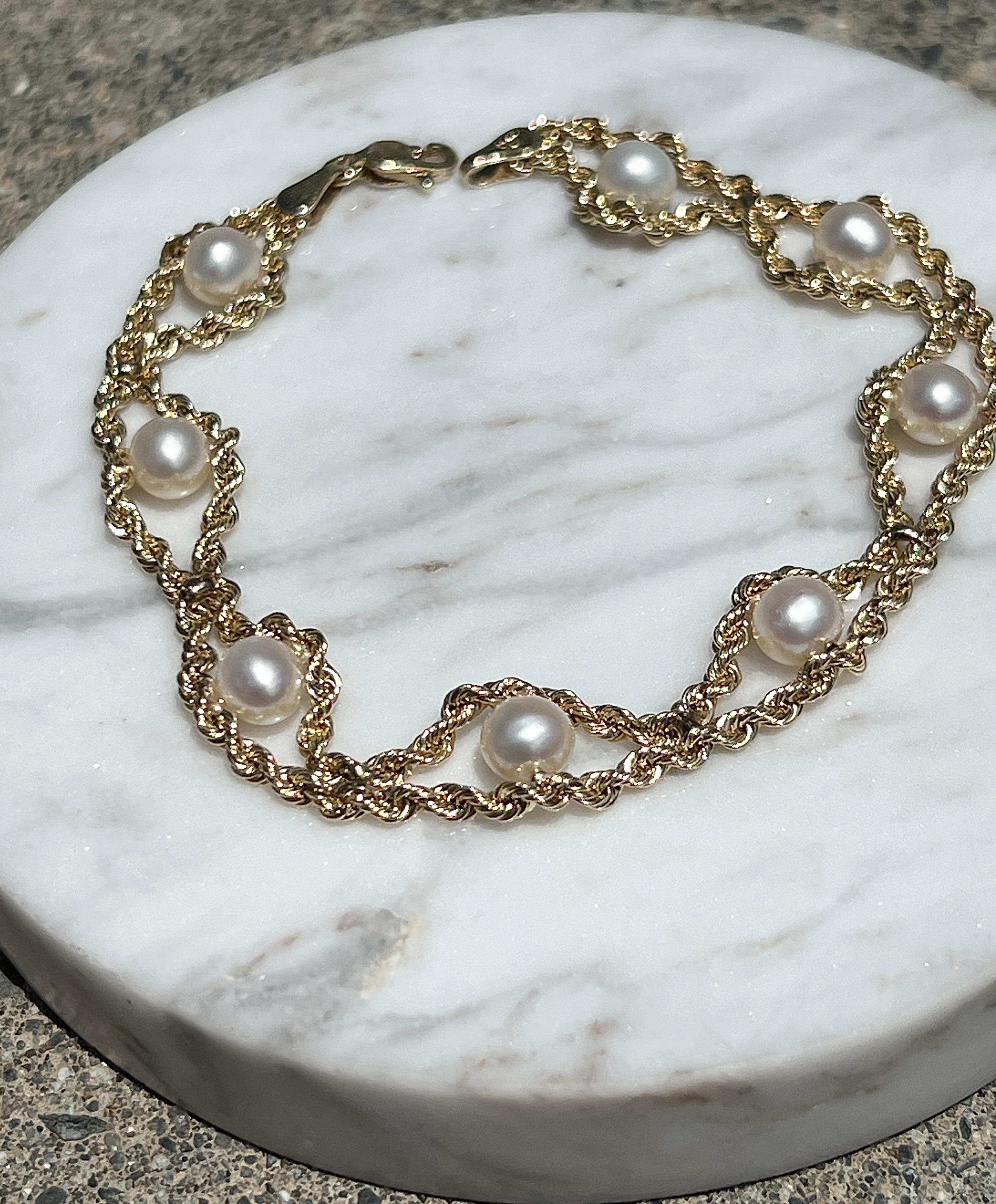 Eine zeitgenössische 10 Karat Gelbgold Twin Seil 7 Zoll Armband mit acht 5,5 mm Süßwasser-Zuchtperlen komplett mit einem Karabiner-Verschluss.