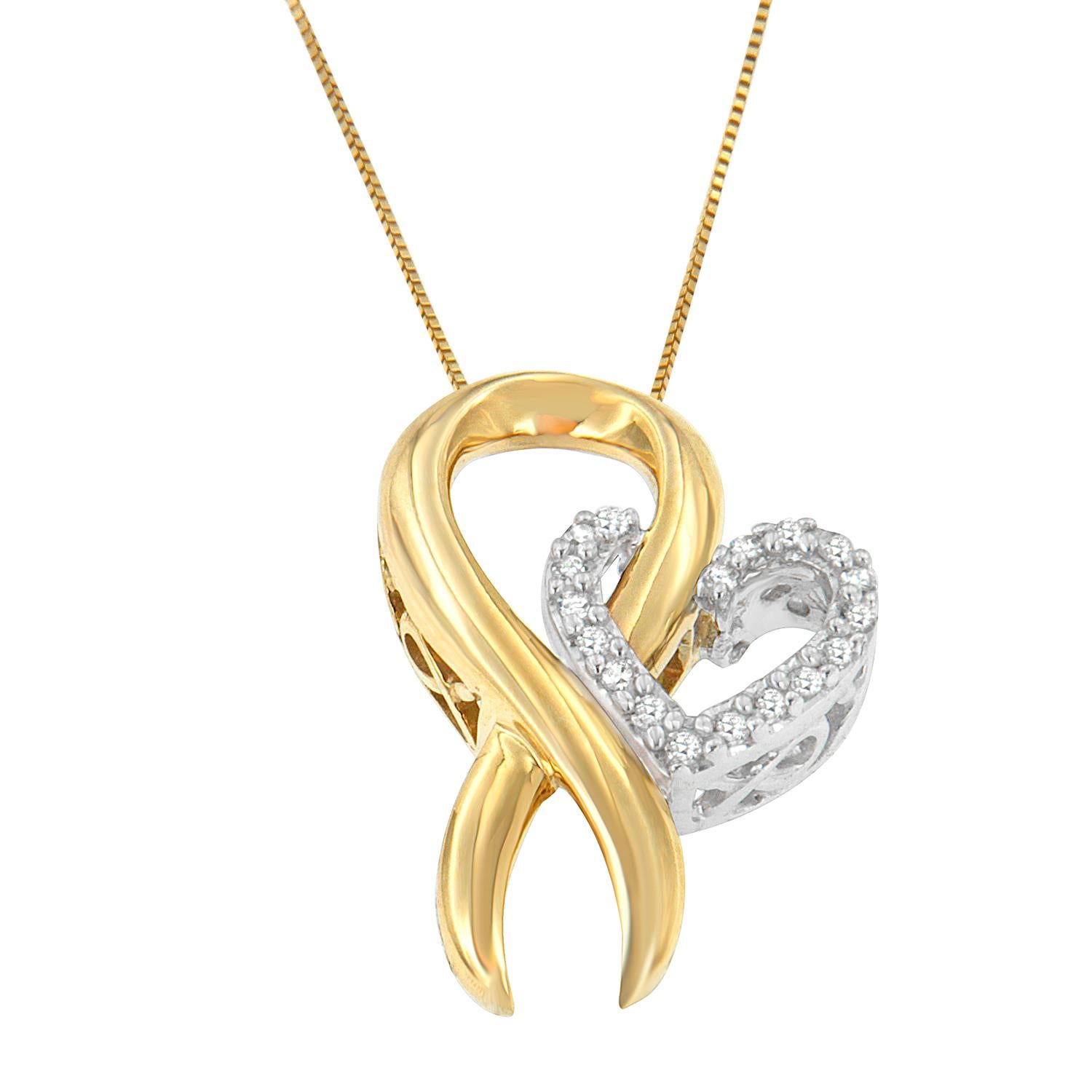 Lascia che tutti i partecipanti alla festa si stupiscano con questo meraviglioso ciondolo. Caratterizzato da un'interessante combinazione di cuore e nastro, questo ciondolo è realizzato in argento sterling e oro giallo a dieci carati. Il delizioso