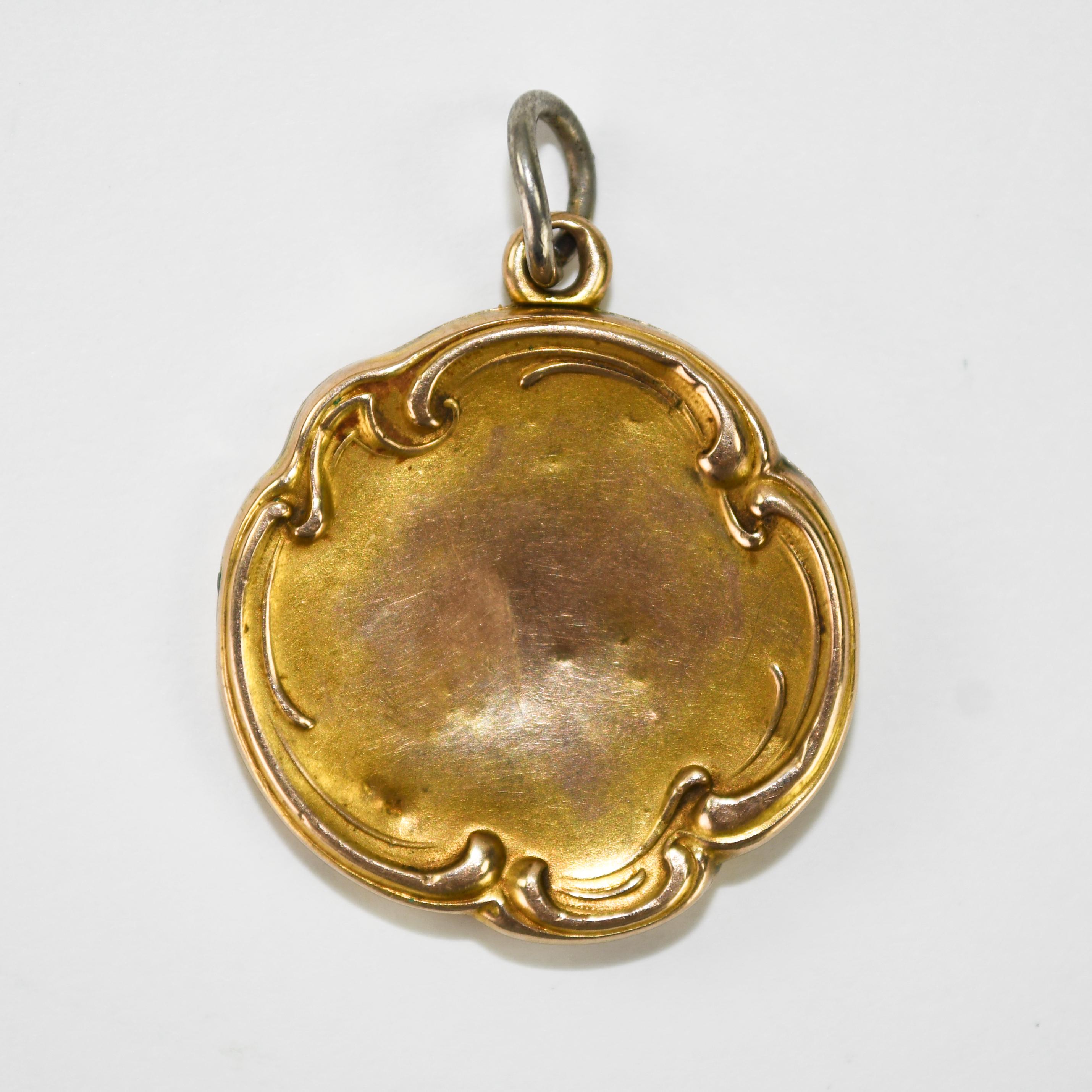 Pendentif ancien en or jaune 10k.
L'analyseur de métaux XRF révèle une teneur en or de 41 % et un poids de 6,6 grammes.
Gravure d'un chevalier médiéval.
Il y a quelques bosses au dos de l'étui, mais la face avant est en très bon état pour une