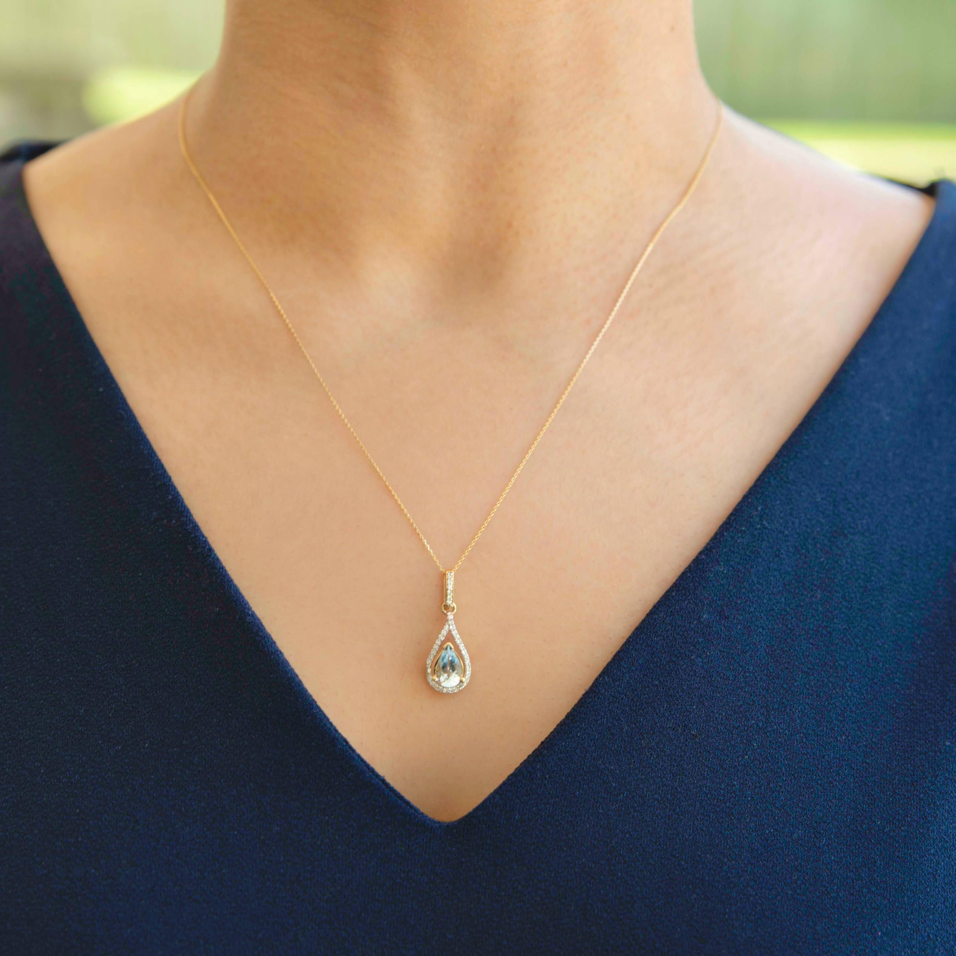 Halskette mit Anhänger aus 10 Karat Gelbgold mit einem Aquamarinstein und Diamanten. Der Anhänger wird mit einer verstellbaren Kette geliefert, die sich perfekt zum Aneinanderreihen von Halsketten eignet. Auch in 10 Karat Weißgold erhältlich.

10K