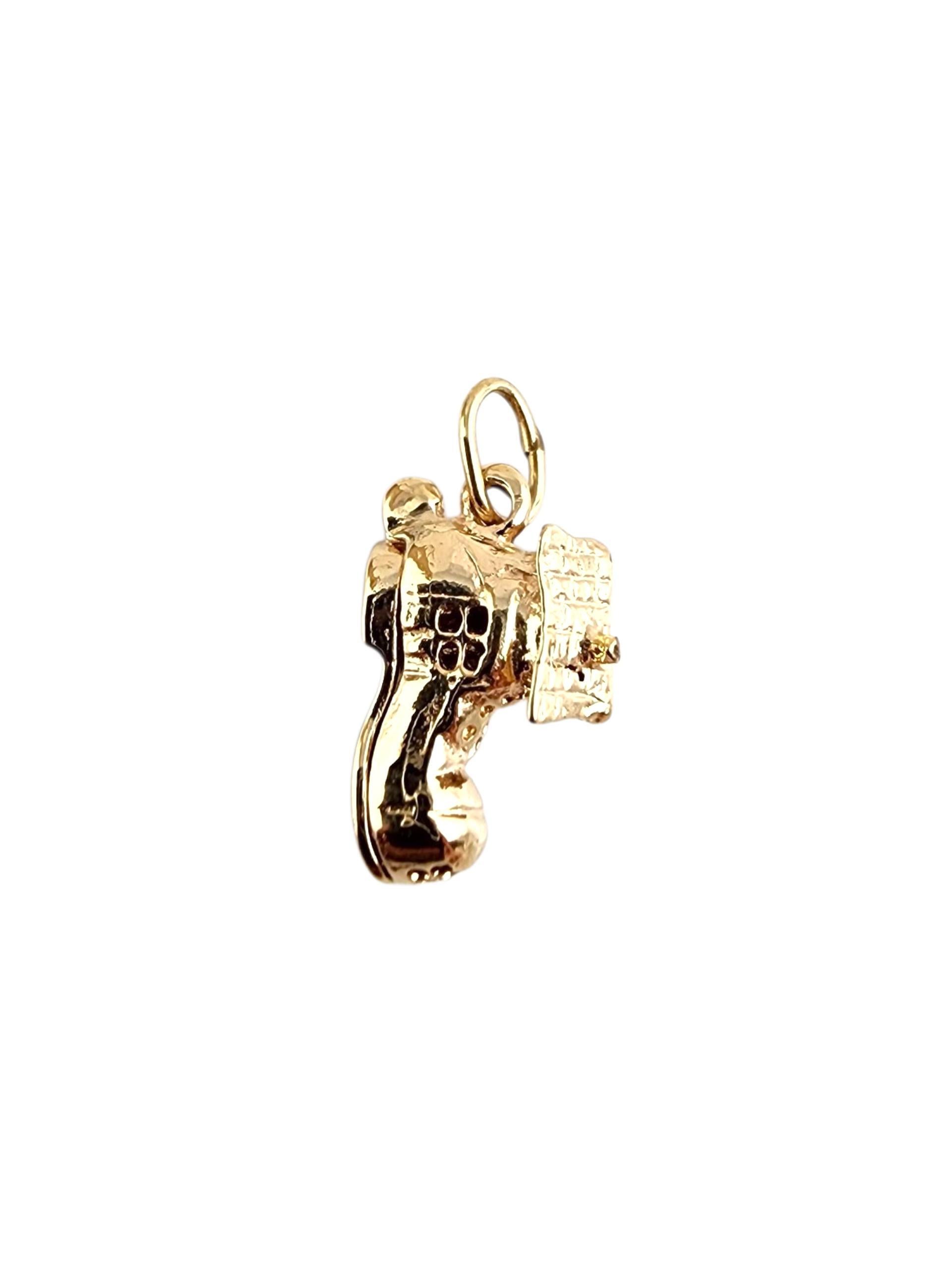 Charm in oro giallo 10 carati con vecchia signora articolata in una scarpa

Questo stravagante charm articolato in oro giallo 10K 