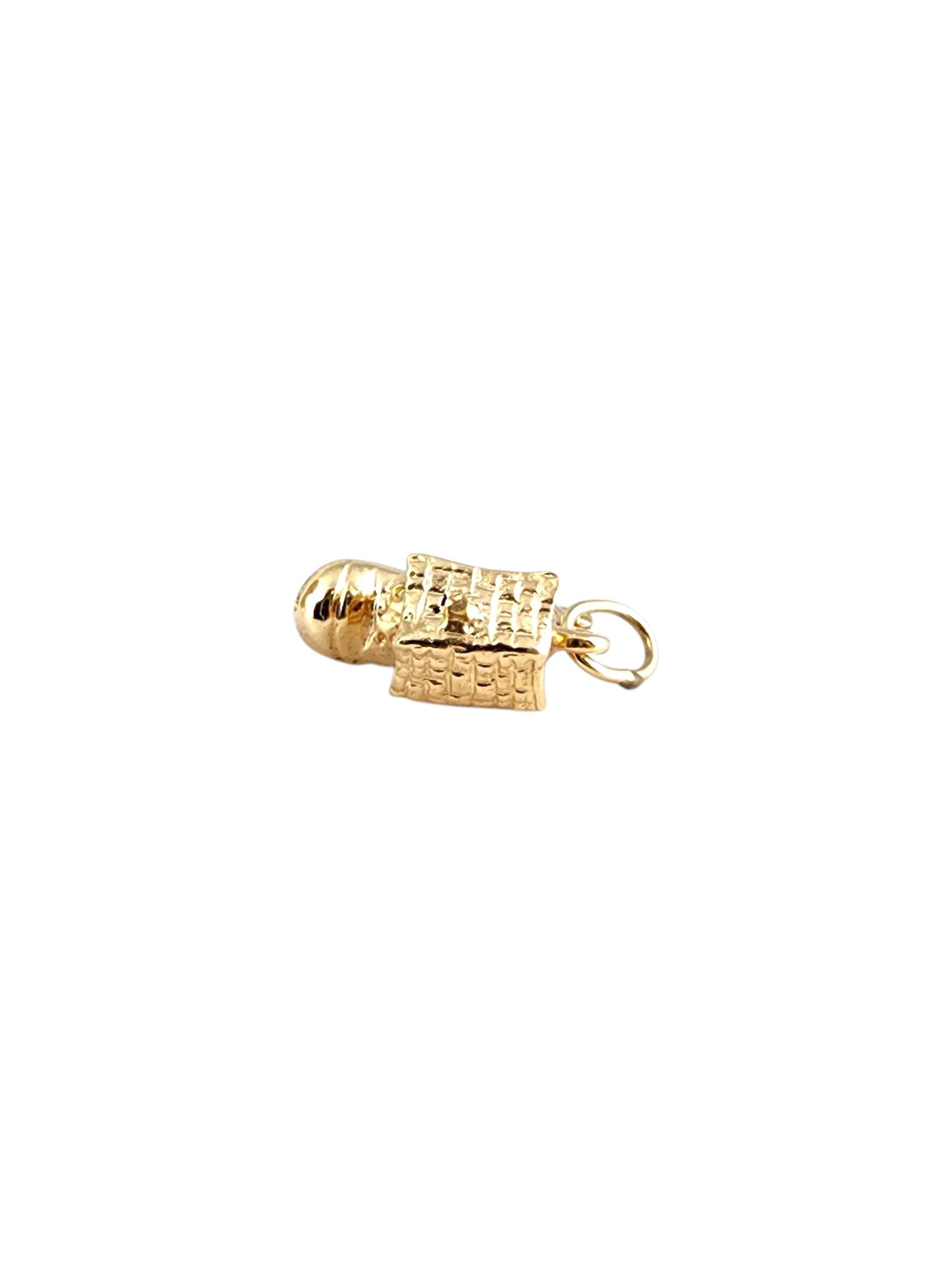 Charm in oro giallo 10 carati con vecchia signora in una scarpa #22512 in vendita 1