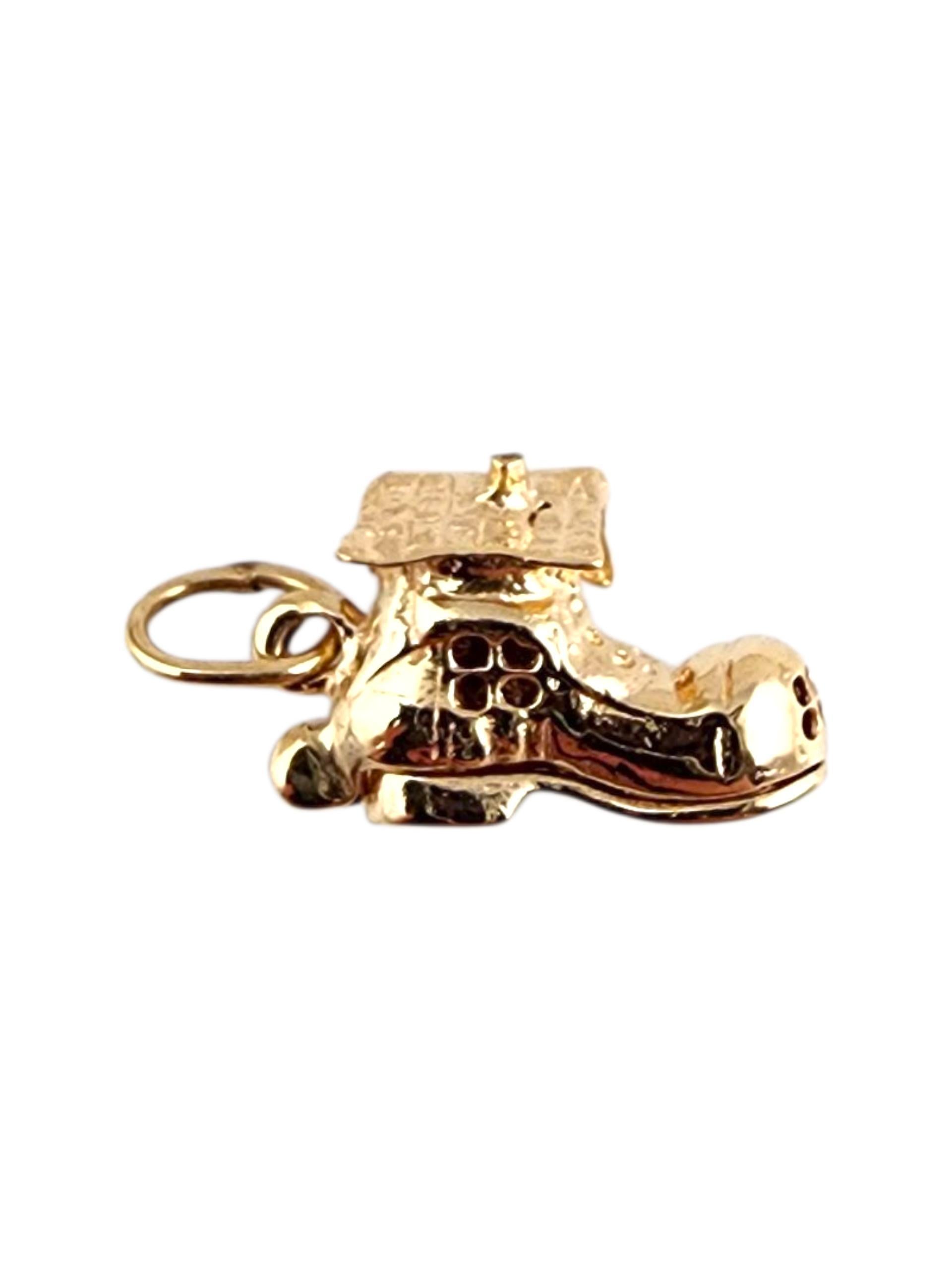Charm in oro giallo 10 carati con vecchia signora in una scarpa #22512 in vendita