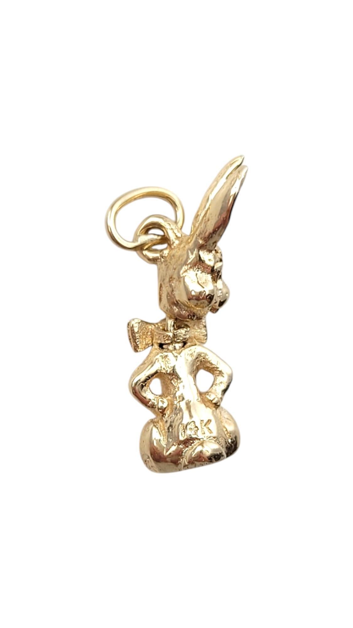 Charm de lapin articulé en or jaune 10K-

Cette breloque ludique de lapin articulé en or jaune 10K présente un corps et une tête mobiles. Un design fantaisiste et détaillé, parfait pour ajouter une touche de fun et de charme à n'importe quel