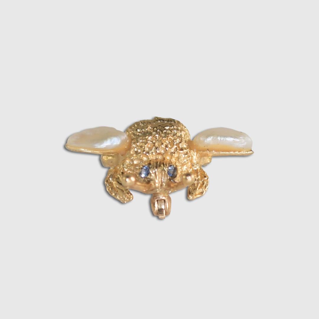 Yellow gold bee brooch with fresh water pearl wings.
The bee tests 47% gold, that's between 10k and 12k gold.
The gross weight is 3.8 grams.
The bee measures 3/4 inches long and 7/8 inches wide wing tip to wing tip.
Excellent condition.