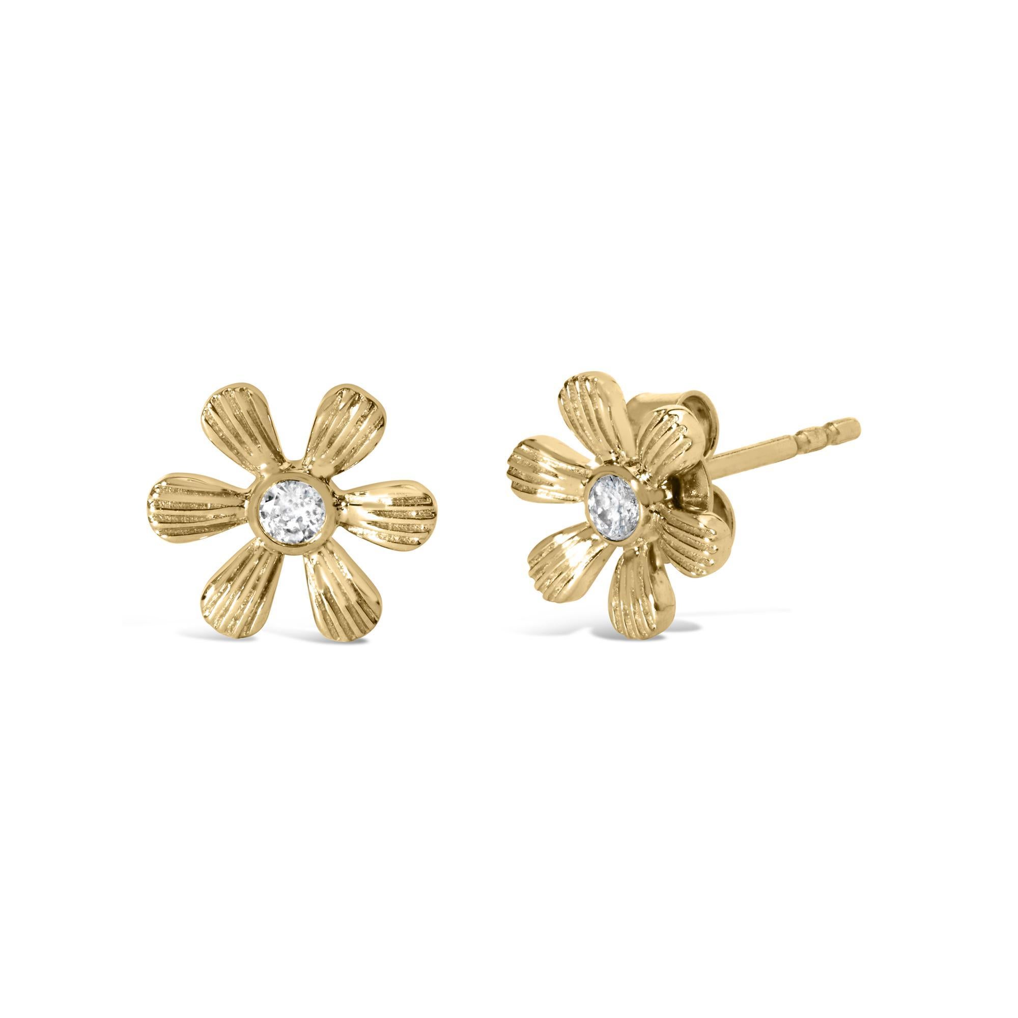 Embrassez l'allure délicate de la beauté naturelle avec ces boucles d'oreilles florales captivantes, méticuleusement façonnées dans de l'or jaune 10K radieux. Au cœur de chaque fleur se trouve un diamant naturel, serti à la perfection, qui brille