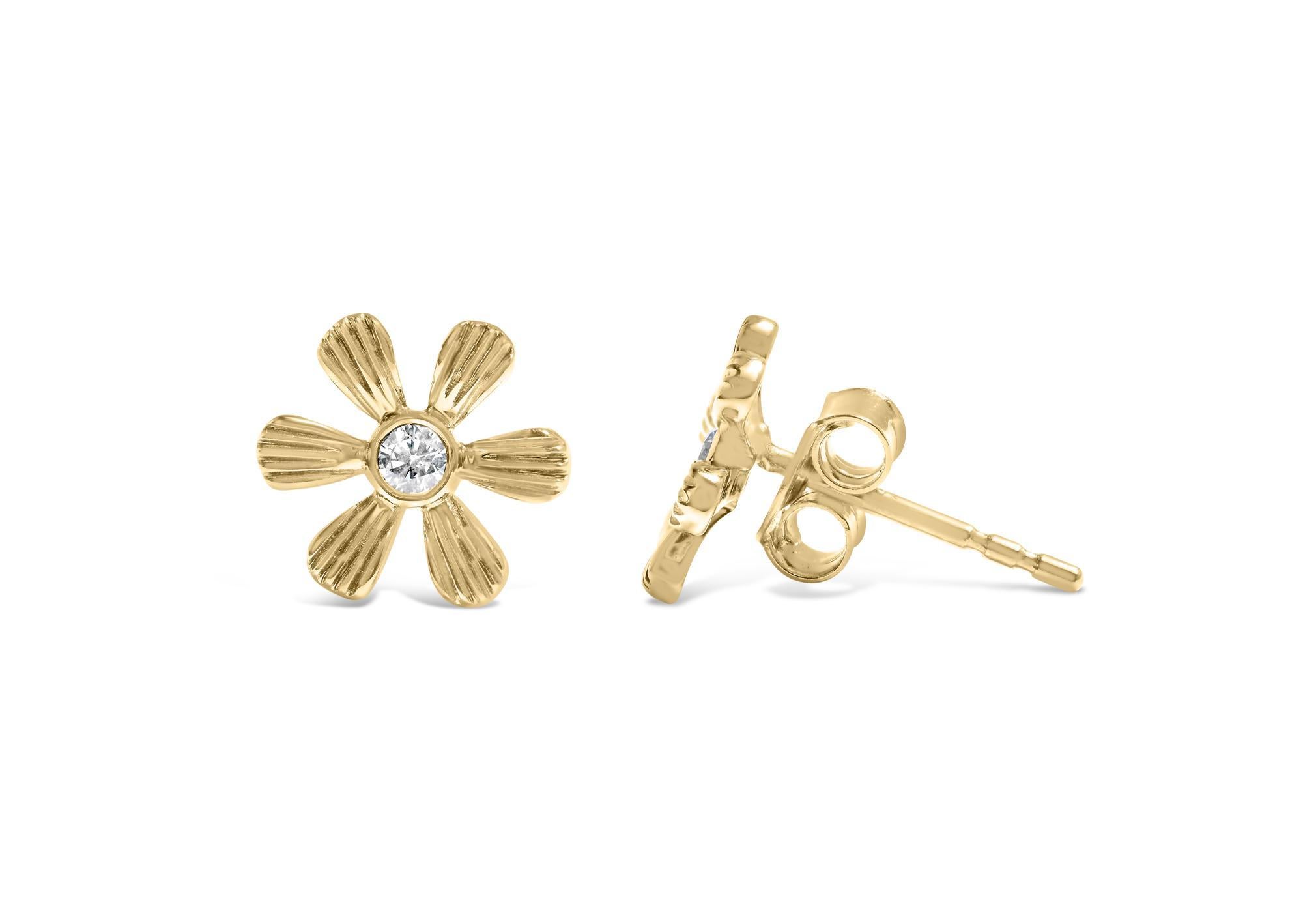 Moderne Clous d'oreilles fleuries en or jaune 10 carats avec diamants sertis en serti clos, finition martelée en vente