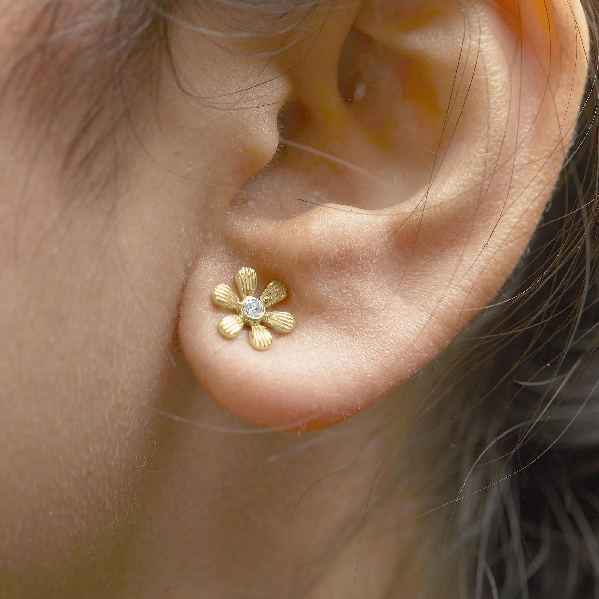 Taille ronde Clous d'oreilles fleuries en or jaune 10 carats avec diamants sertis en serti clos, finition martelée en vente
