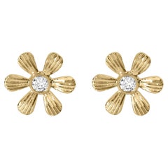 10 Karat Gelbgold Blumen-Ohrstecker mit Diamant-Akzent in Lünettenfassung und gehämmerter Oberfläche