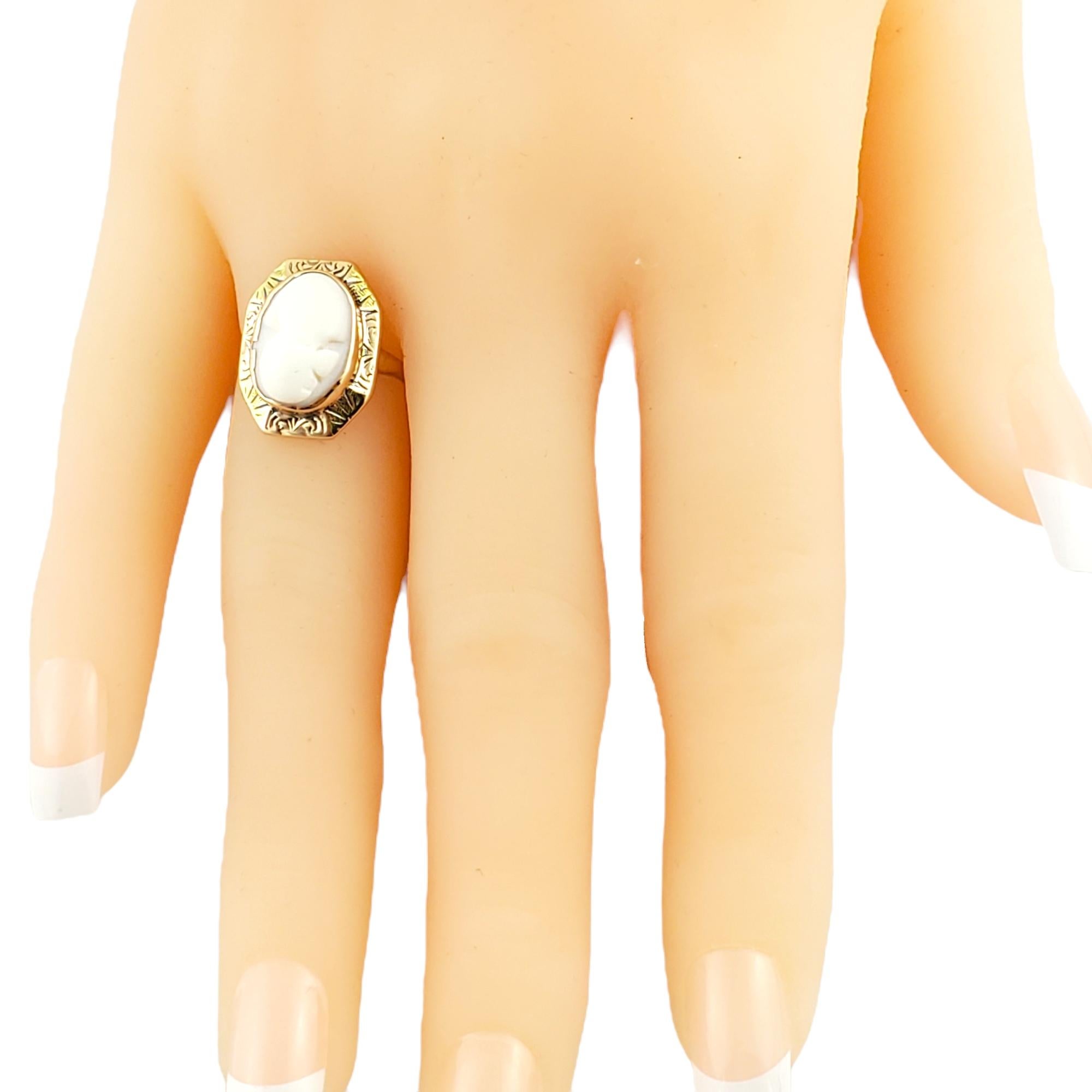 Vintage 10K Yellow Gold Cameo Ring Size 4.5

Beautifully detailed 14K yellow gold cameo ring!

Ring size: 4.5
Shank: 1 mm
Oval cameo: 13.5 mm X 18 mm

Weight: 2.2 g/ 1.4 dwt

Hallmark: 10K

Very good condition, professionally polished.

Will come