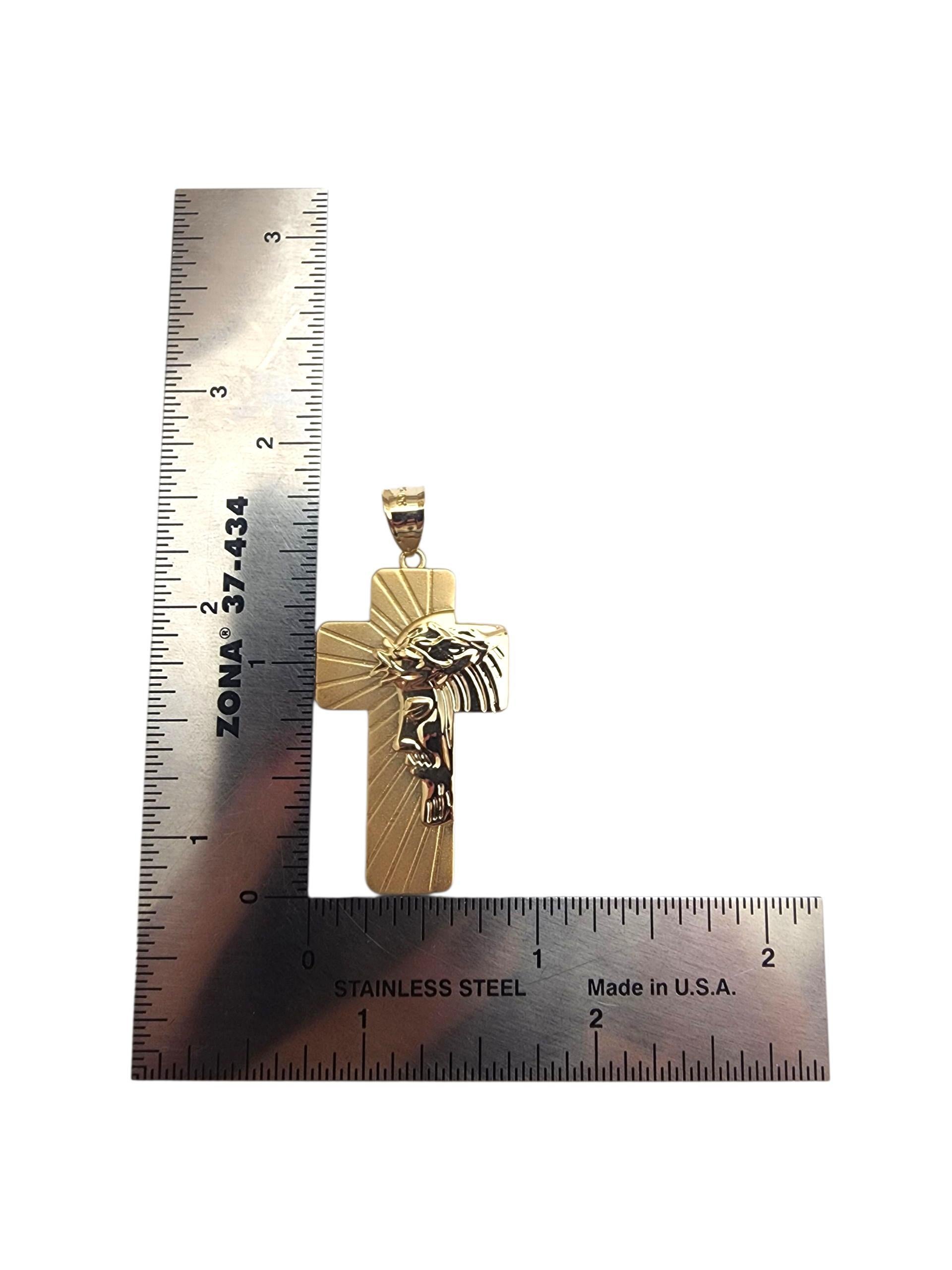 10K Gelbgold Christus-Kreuz-Anhänger #22894 im Angebot 3