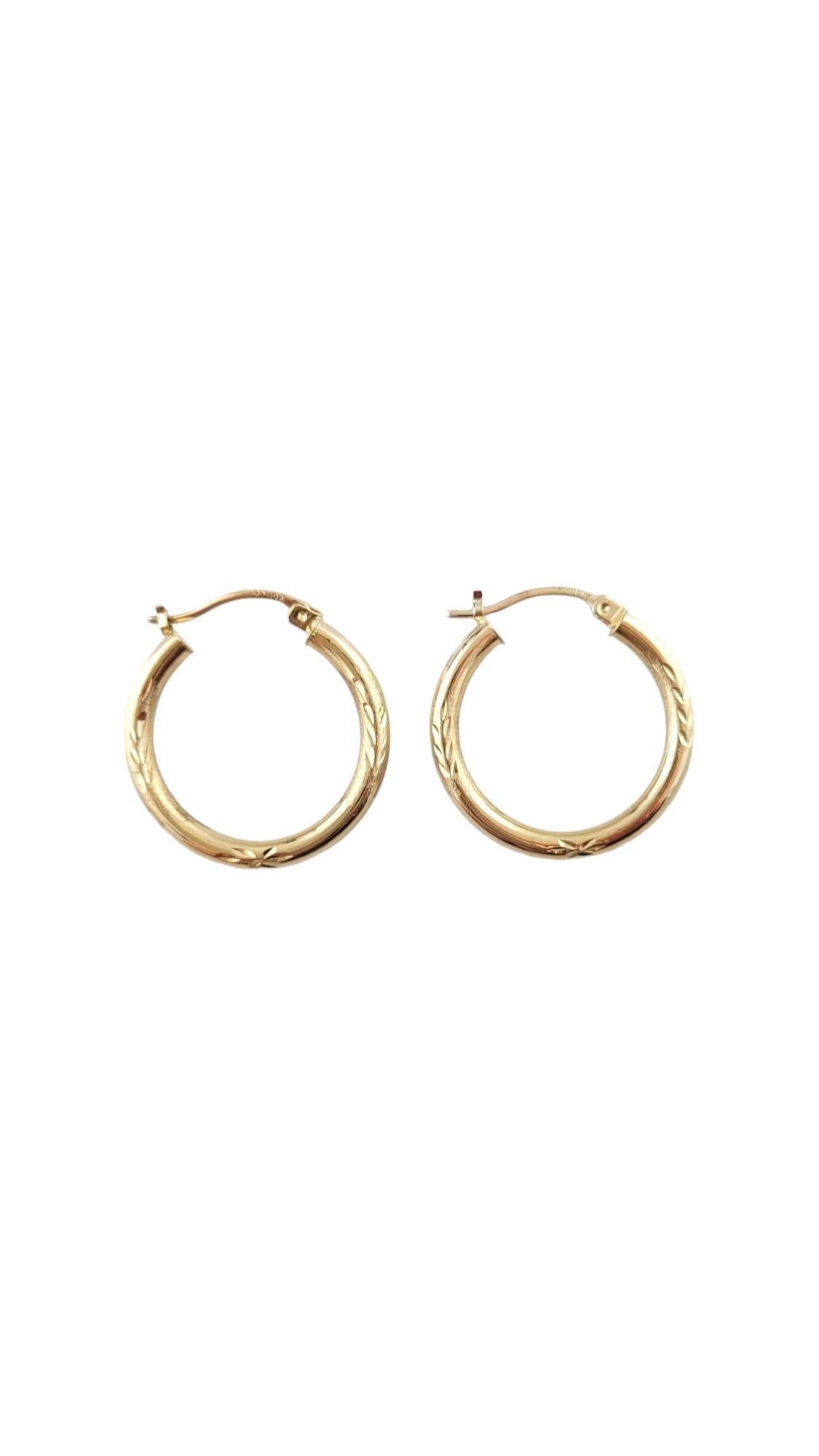 10 Karat Yellow Gold Hoop Earrings-

These classic gold hoops feature unique engravings and are a gorgeous addition to your collection. 

Size: 25.5 mm x 2.9 mm x 2.8 mm. 

Stamped: JL 10K

Weight: 0.9 dwt./ 1.4 gr.

Very good condition,
