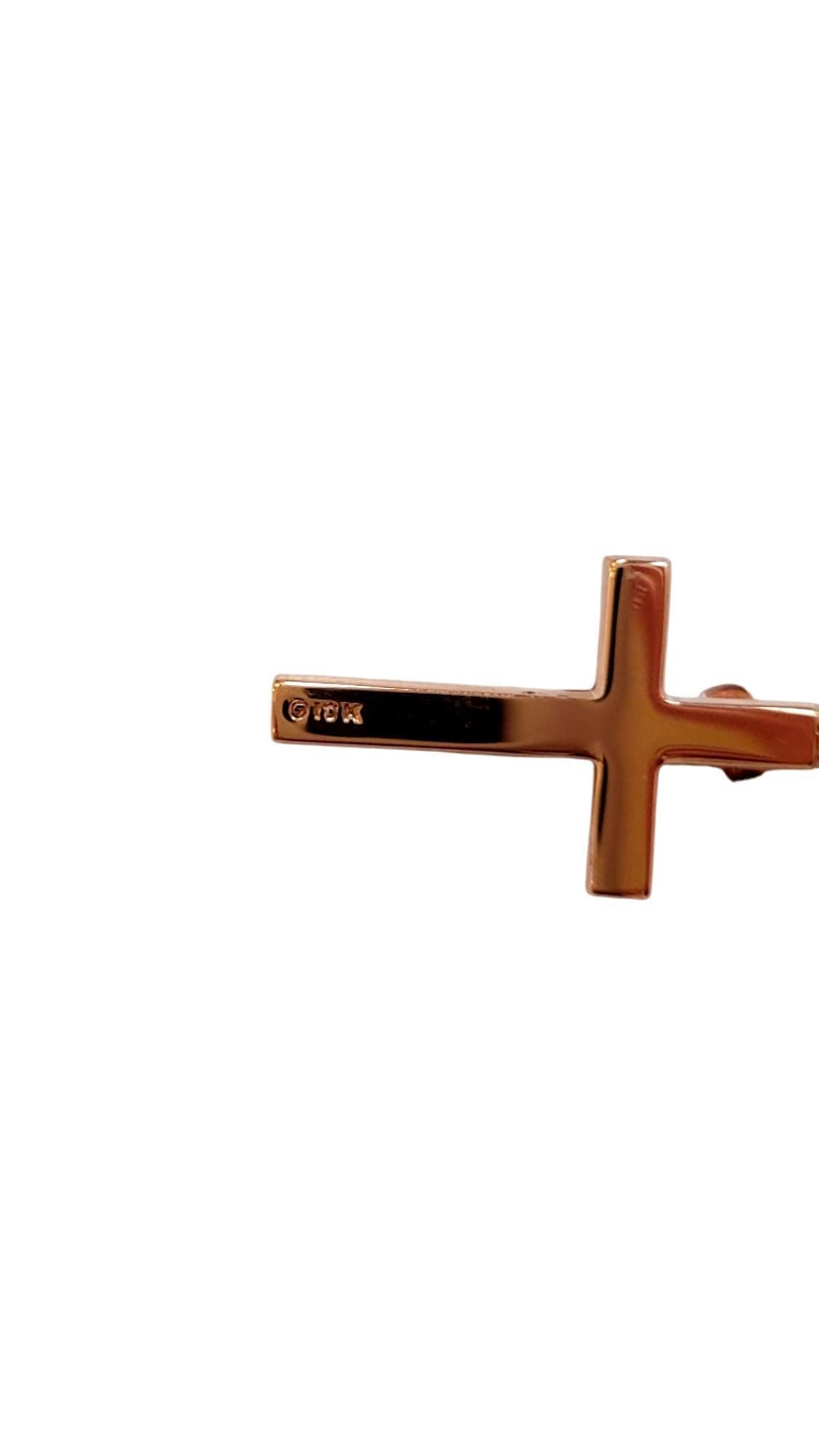 Pendentif crucifix en or jaune 10K -

Cette magnifique breloque en forme de croix est fabriquée en or de haute qualité et présente un design intemporel qui symbolise la foi et la dévotion. Sa forme en fait une pièce polyvalente, parfaite pour