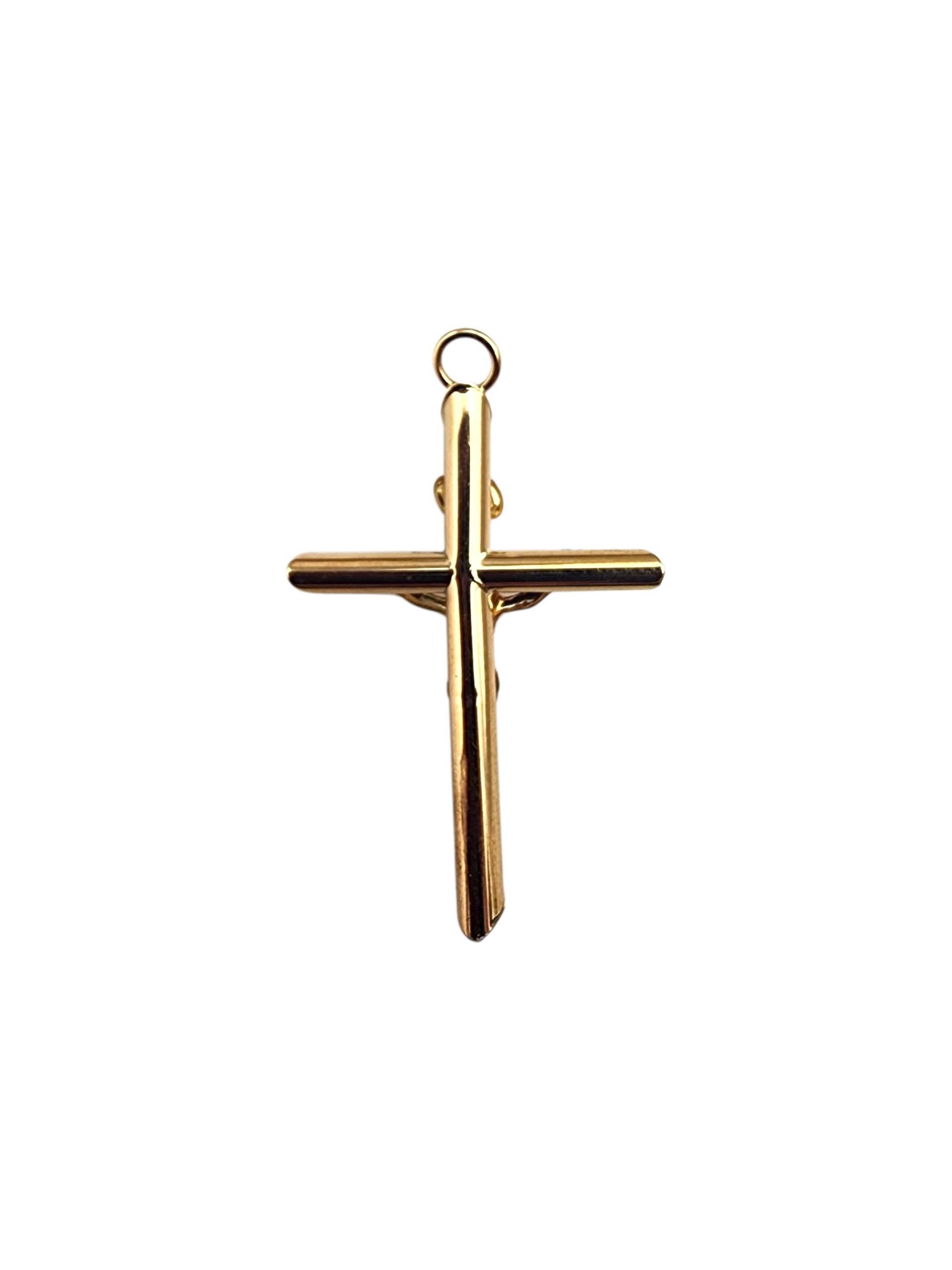 Pendentif crucifix en or jaune 10K -

Ce pendentif crucifix en or jaune 10K présente un design classique avec une finition polie, symbolisant la foi et la dévotion. Sa fabrication durable en fait un accessoire significatif et élégant à porter au