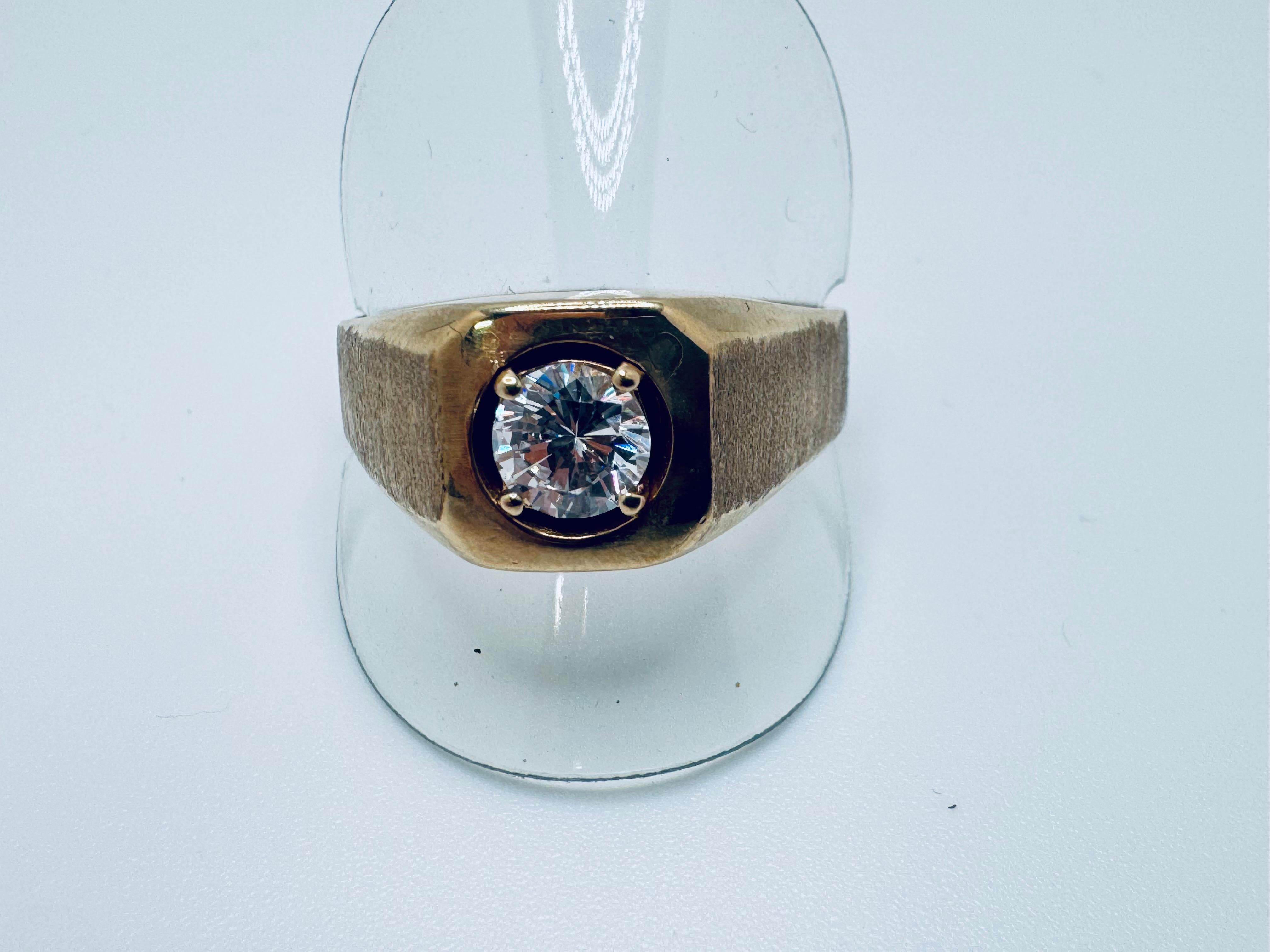 Este anillo de caballero tiene un diseño elegante y moderno, con una circonita cúbica redonda de 6 mm engarzada con seguridad en una montura de cuatro puntas. La banda tiene un refinado acabado satinado, que añade una sutil textura que realza el