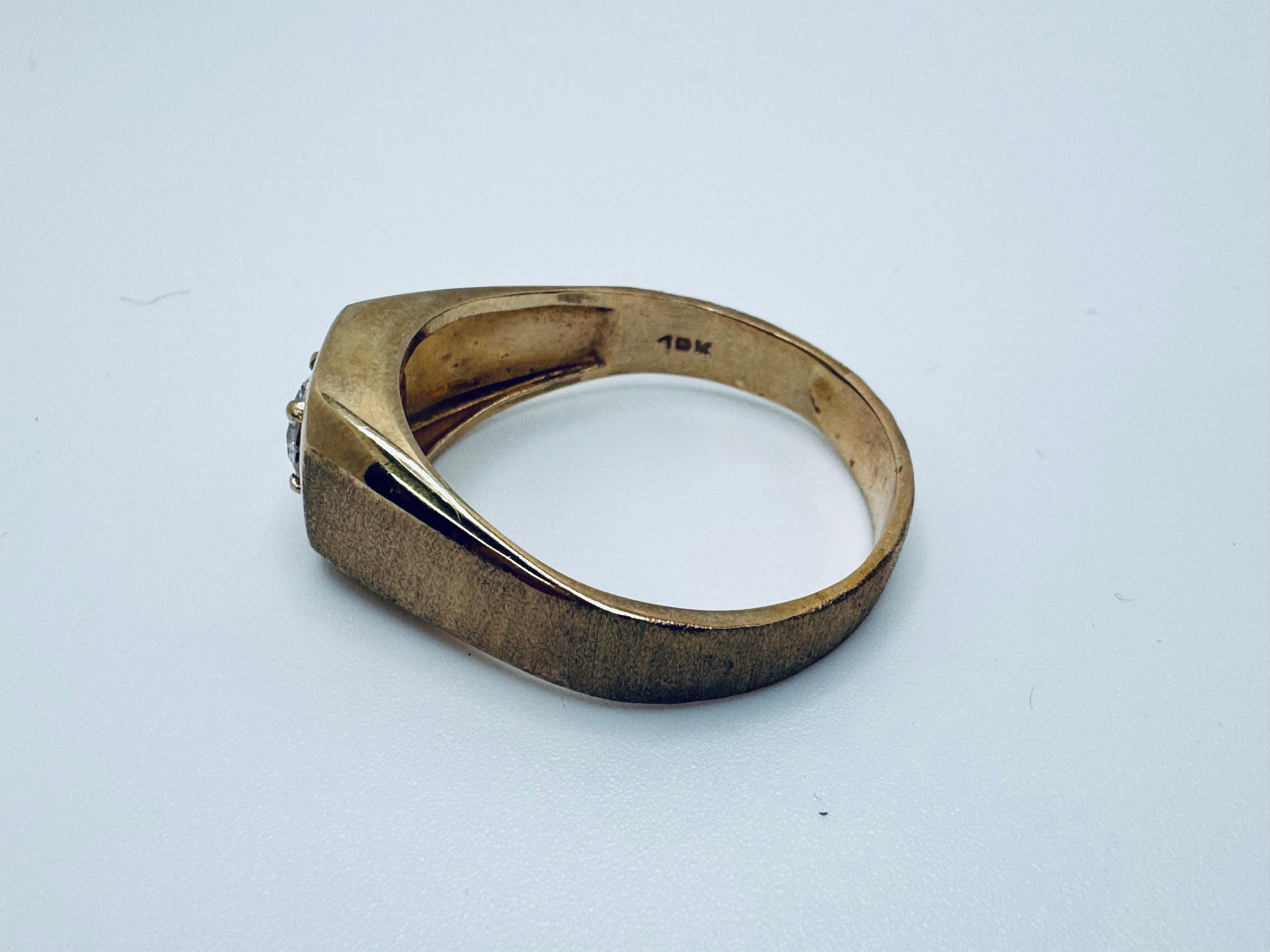 De los hombres Anillo de oro amarillo de 10 quilates con diamantes de circonita cúbica, talla 14 en venta