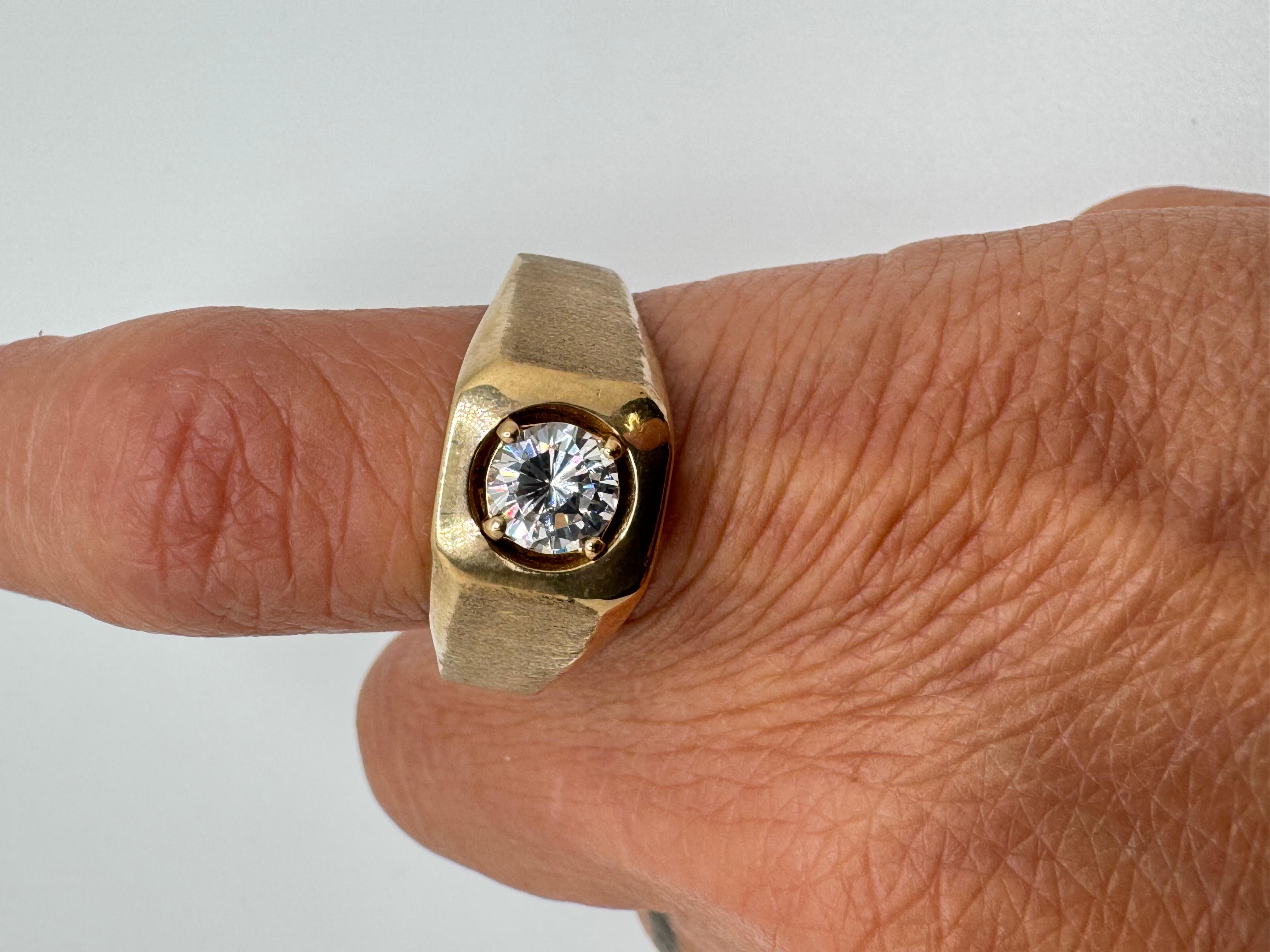 Anillo de oro amarillo de 10 quilates con diamantes de circonita cúbica, talla 14 en venta 3