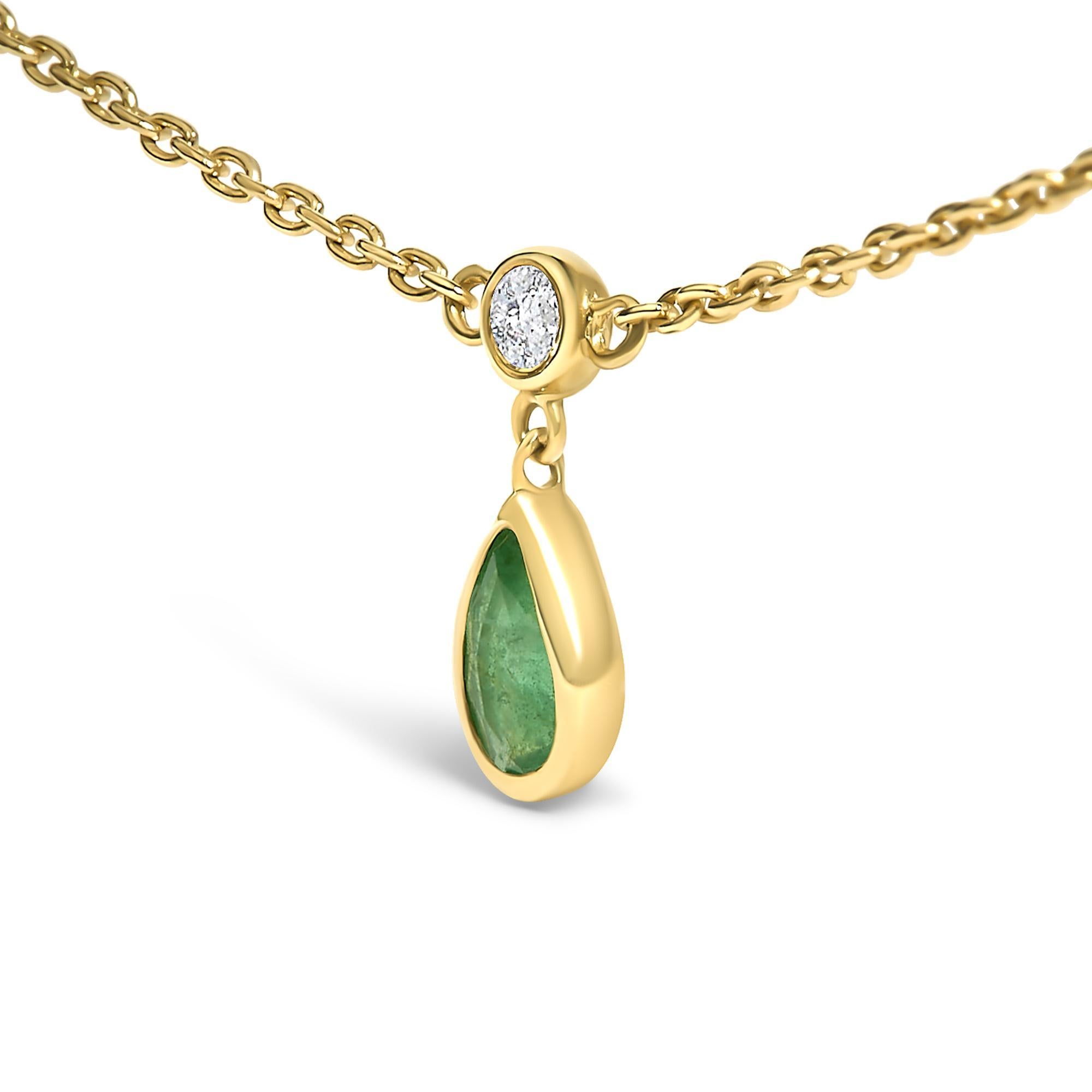 Modern 10K Yellow Gold Dangling 5x3 mm Green Emerald and Diamond Station Necklace For Sale