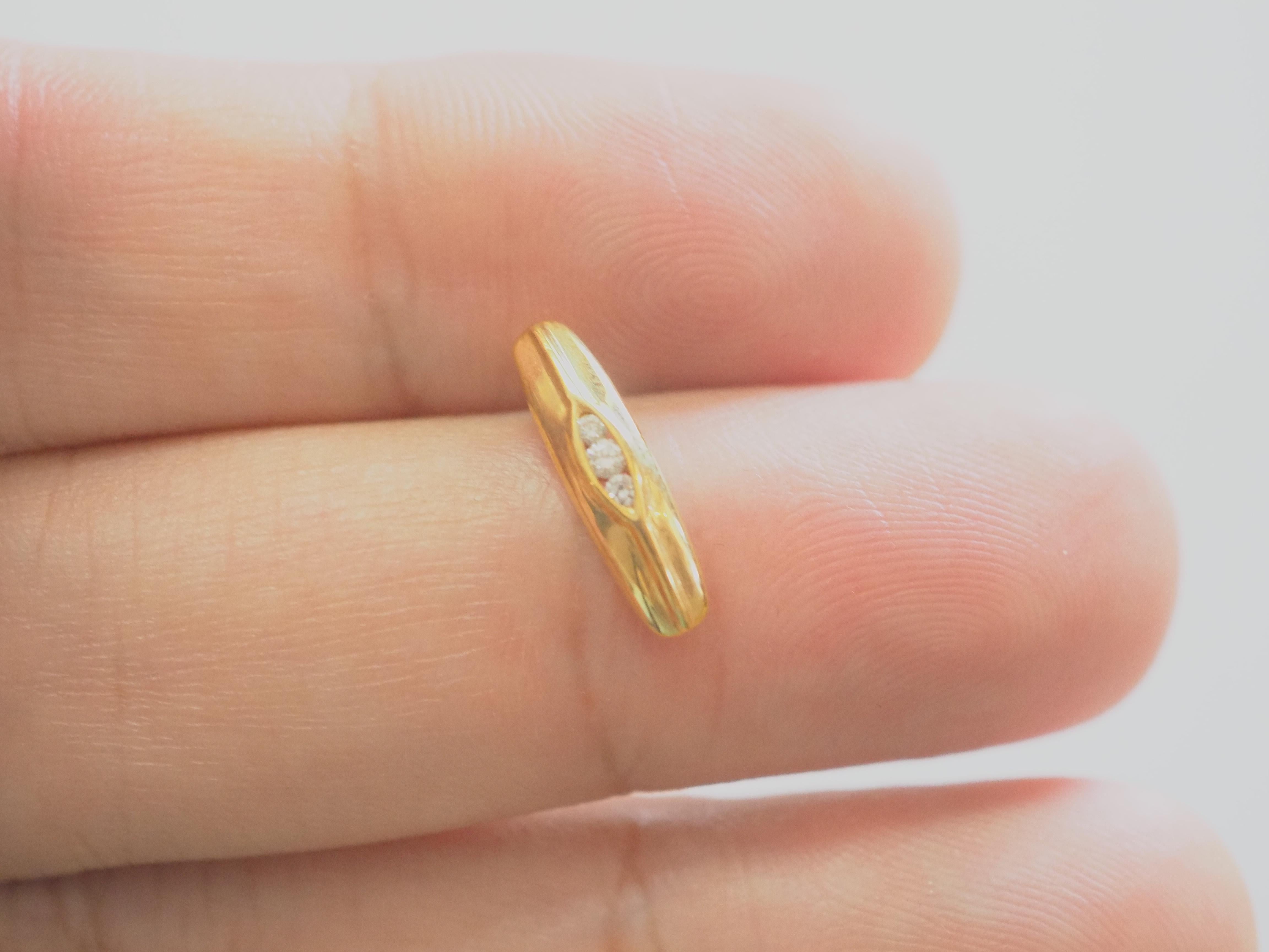 Taille ronde Pendentif à motif de barre abstraite en or jaune 10 carats et diamants en vente