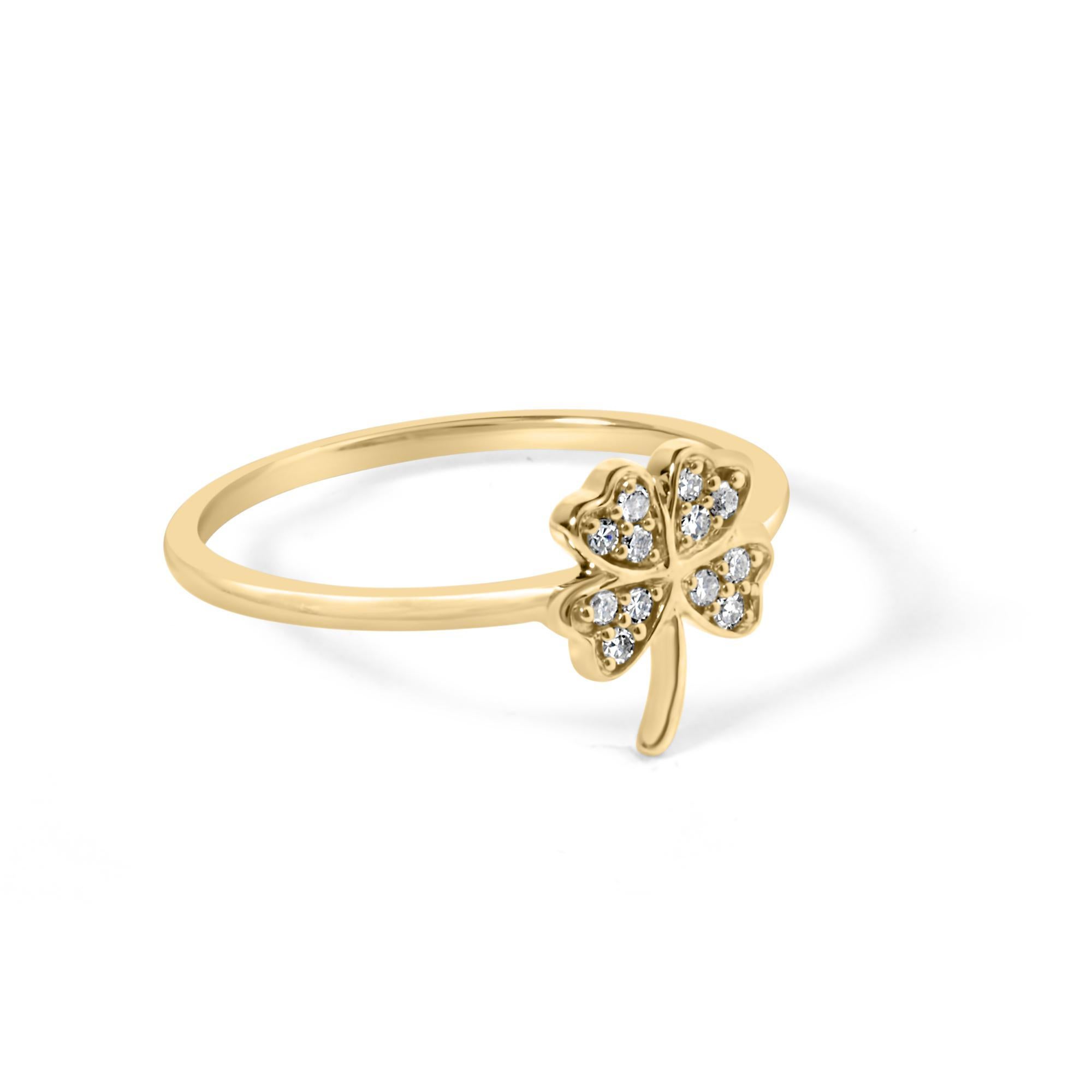 Cette bague exquise, qui promet la bonne fortune, est ornée d'un délicat anneau en or jaune 10 carats qui s'enroule gracieusement autour du doigt. En son cœur se trouve un trèfle à quatre feuilles au design fantaisiste, dont chaque feuille brille