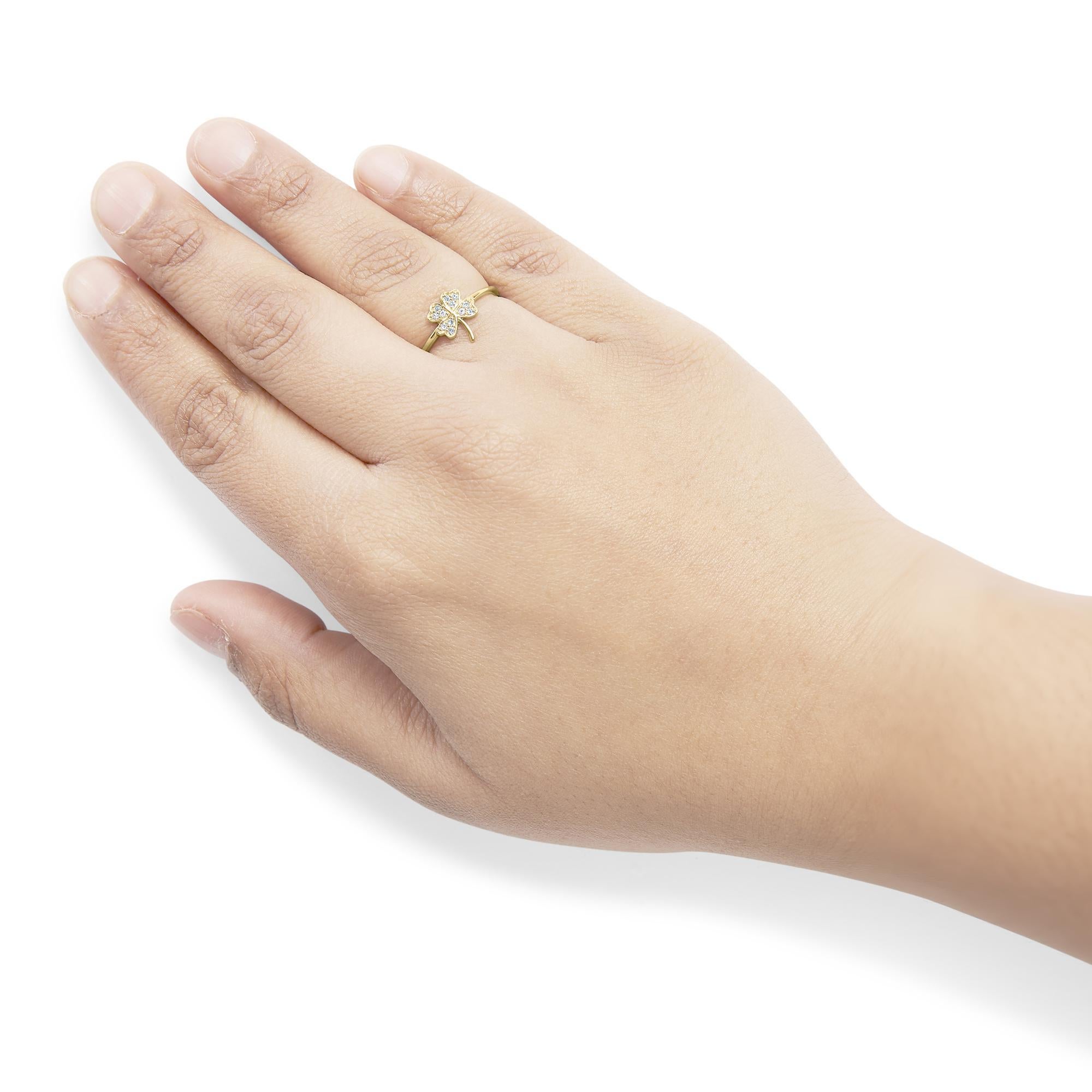 Bague en or jaune 10K avec trèfle à 4 feuilles orné de diamants Neuf - En vente à New York, NY