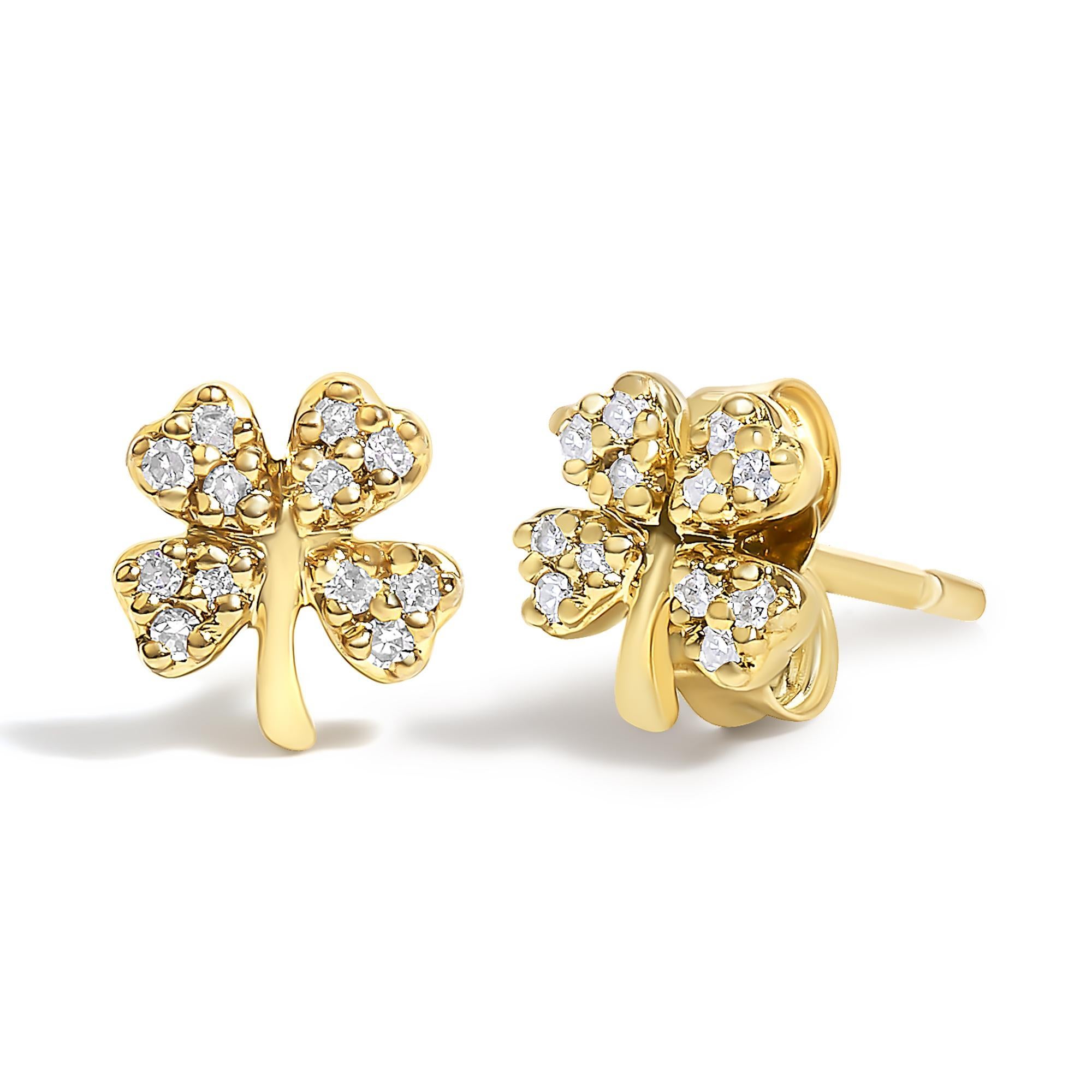 Ces exquises boucles d'oreilles en or jaune 10 carats, formées d'un trèfle à quatre feuilles, emblème intemporel de la chance et de la prospérité, sont un gage d'élégance et de sérendipité. Fabriquée avec une attention méticuleuse aux détails,