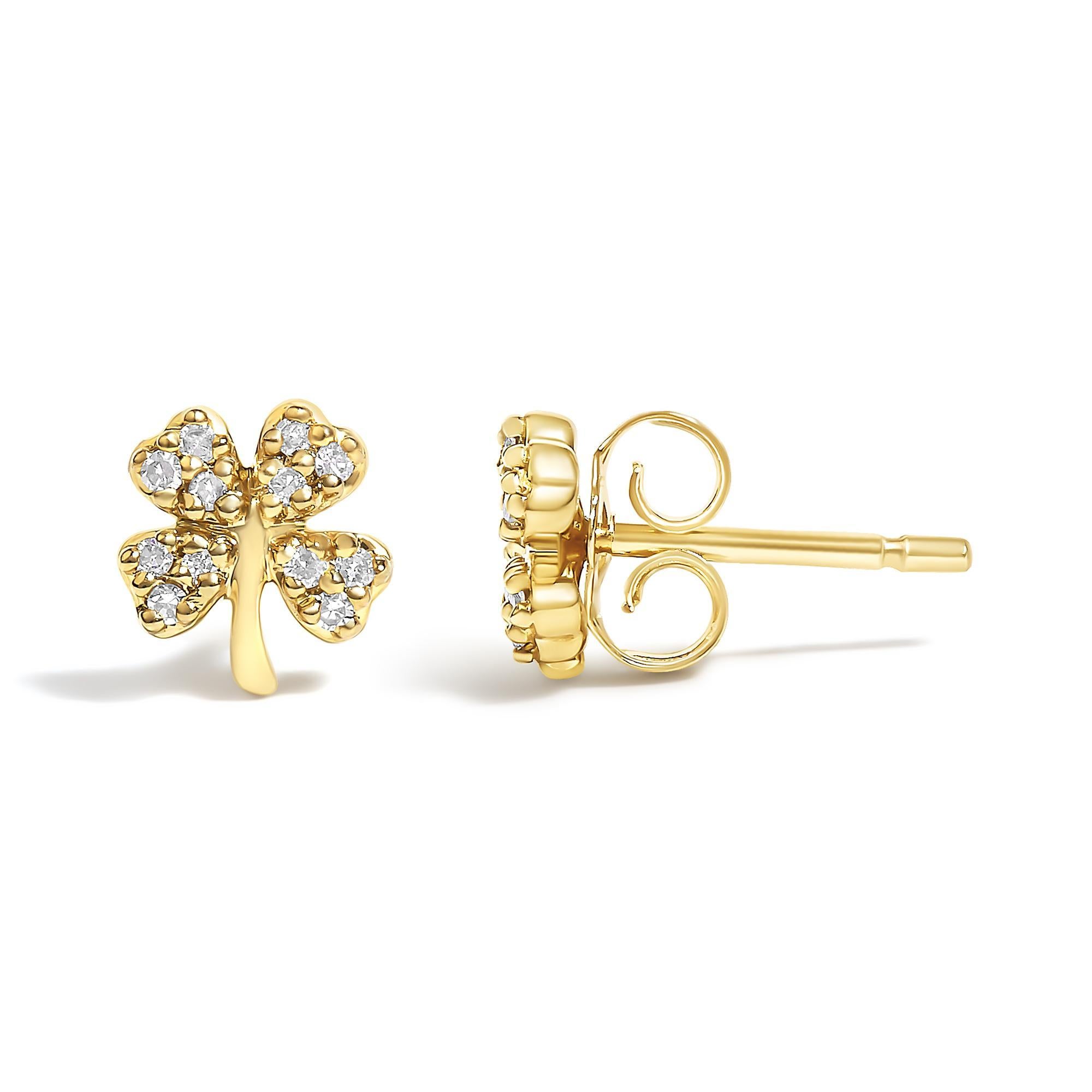 Moderne Boucles d'oreilles trèfle à 4 feuilles en or jaune 10K serties de diamants en vente