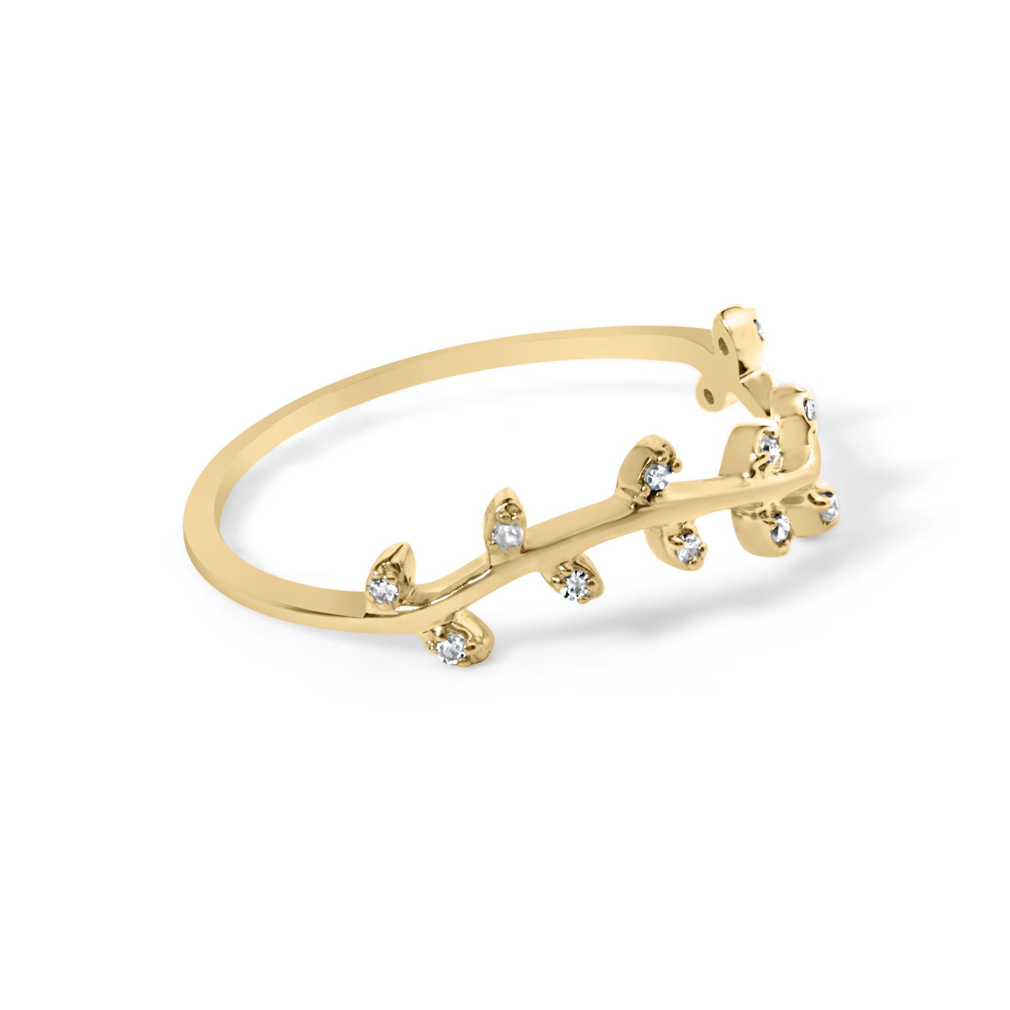 Immergiti nella serena bellezza della natura catturata in questo squisito anello, realizzato in oro giallo 10K. Evocando la tranquillità di una foresta baciata dal sole, il delicato design di rami e foglie dell'anello si intreccia intorno al tuo