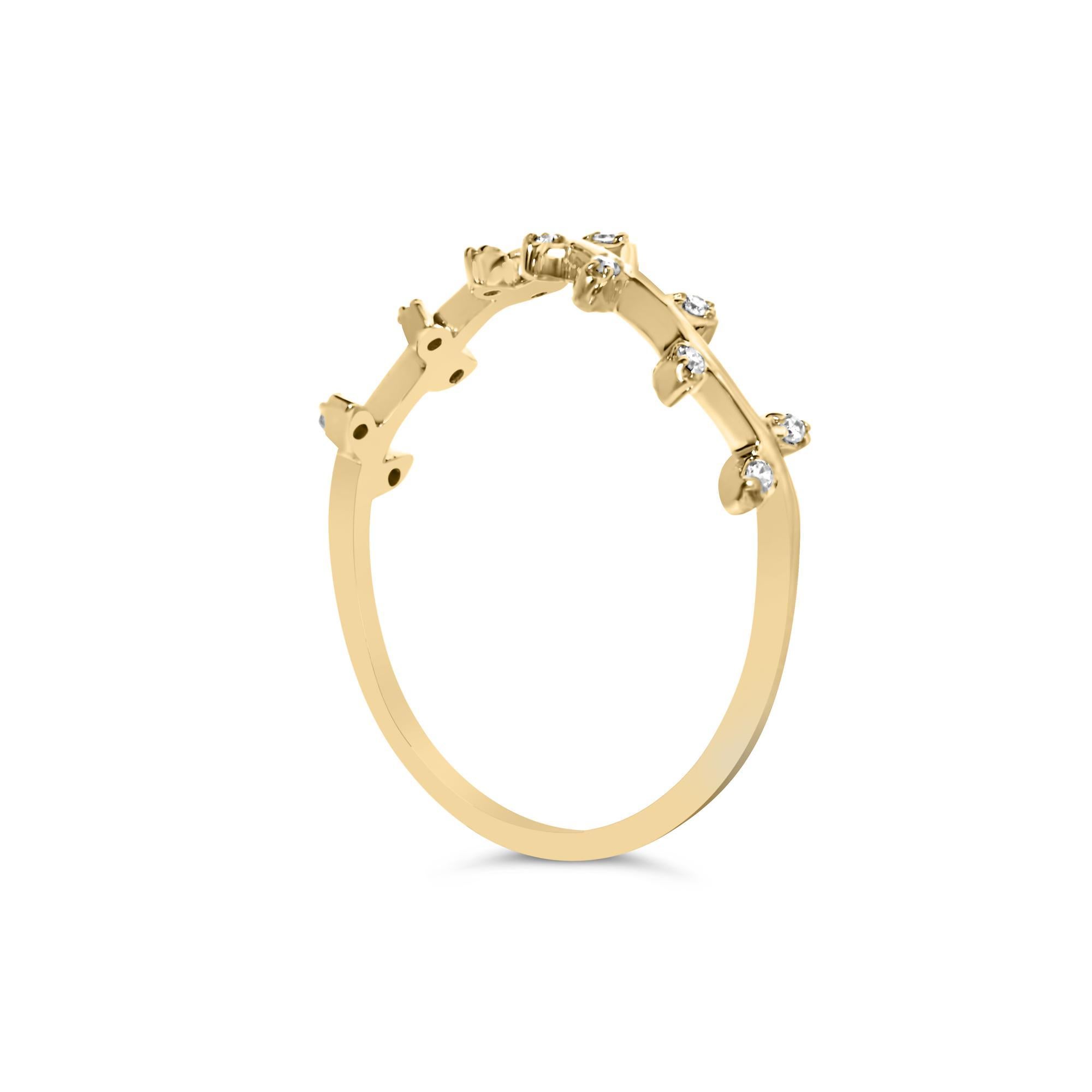 Taille ronde Bague en or jaune 10K à branches et feuilles rehaussées de diamants en vente