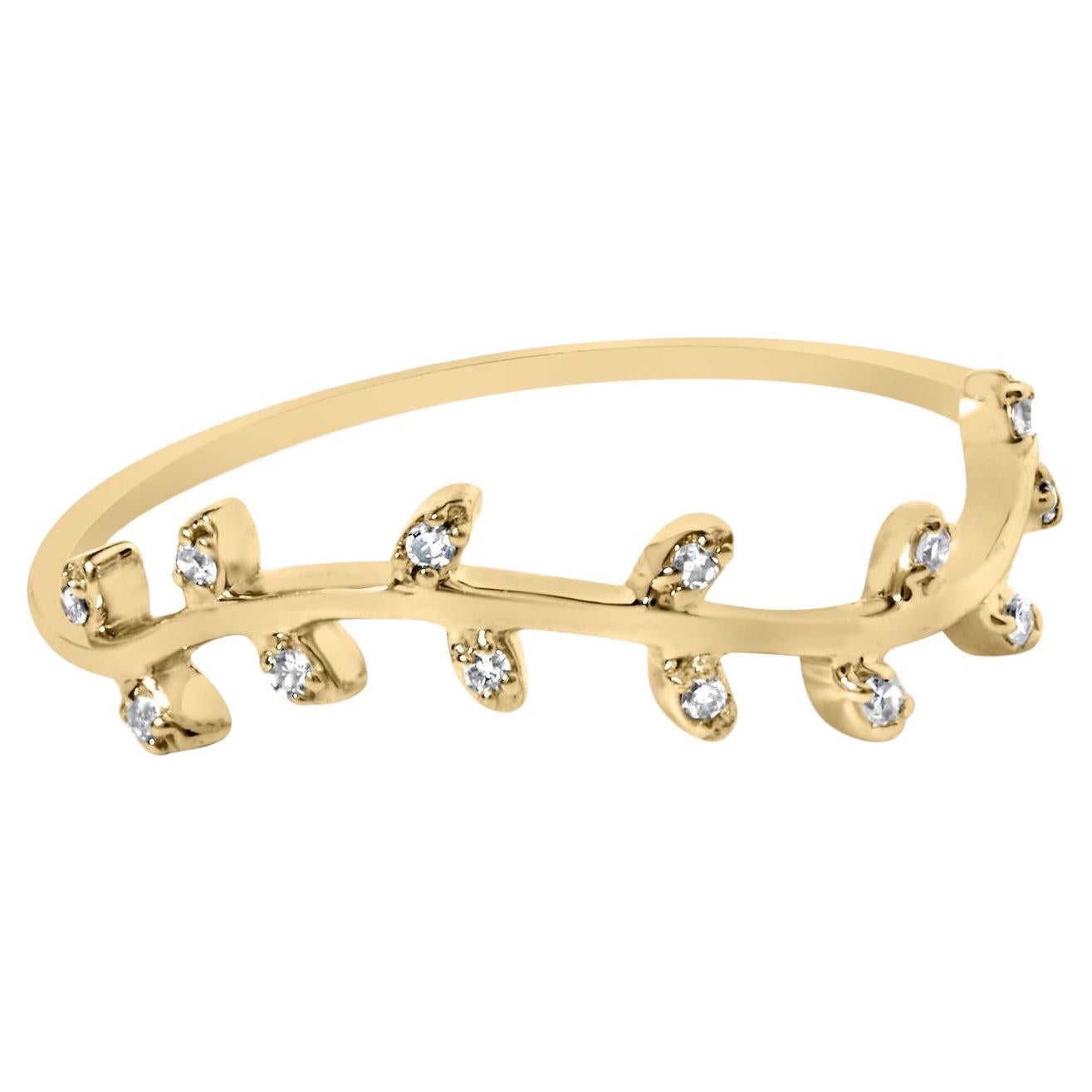Bague en or jaune 10K à branches et feuilles rehaussées de diamants en vente
