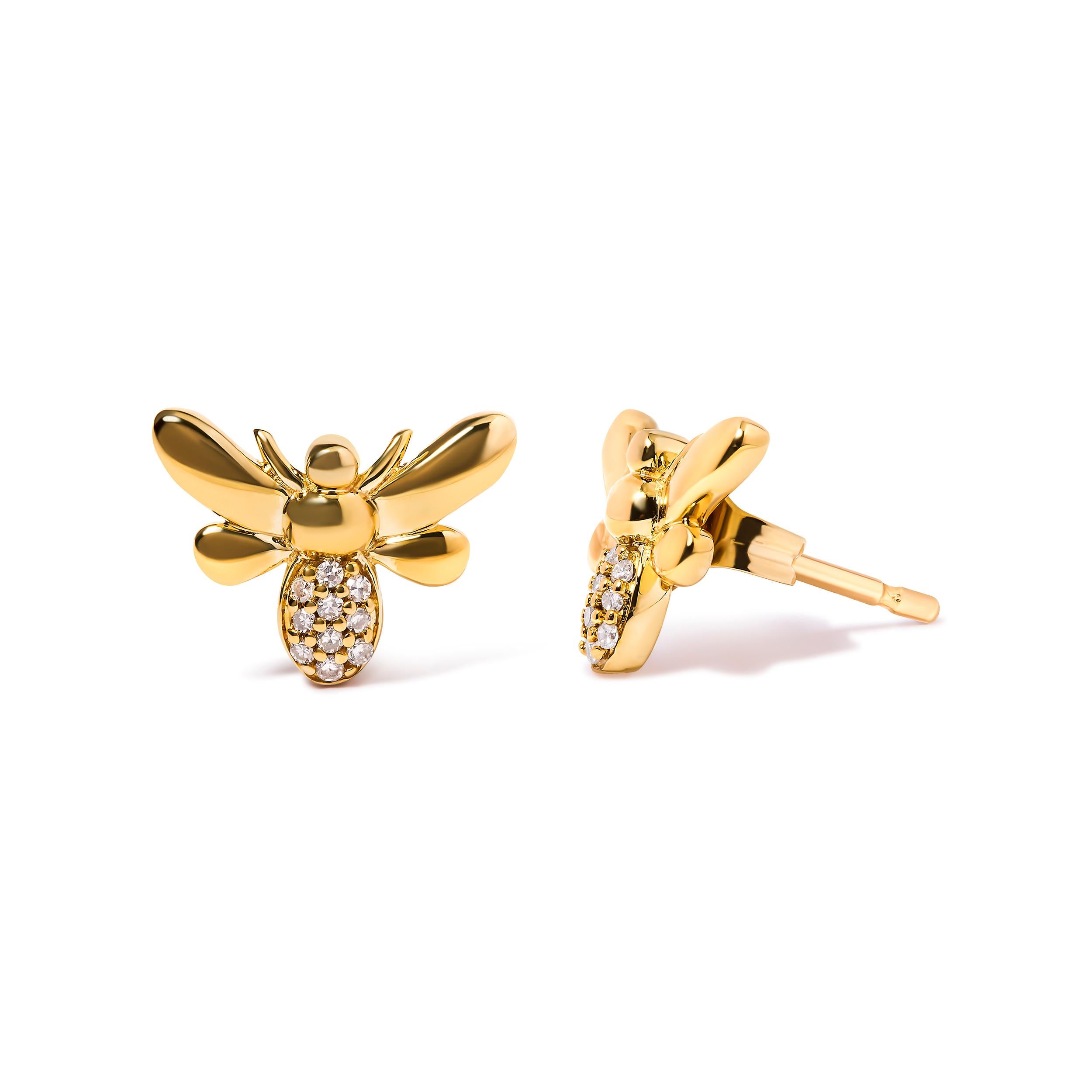 Ti presentiamo un capolavoro che ti farà battere il cuore! Realizzati in oro giallo 10K, questi squisiti orecchini con perno a forma di bombo sono un vero tesoro da ammirare. Adornato da una serie ipnotica di 20 diamanti rotondi accentati, la loro