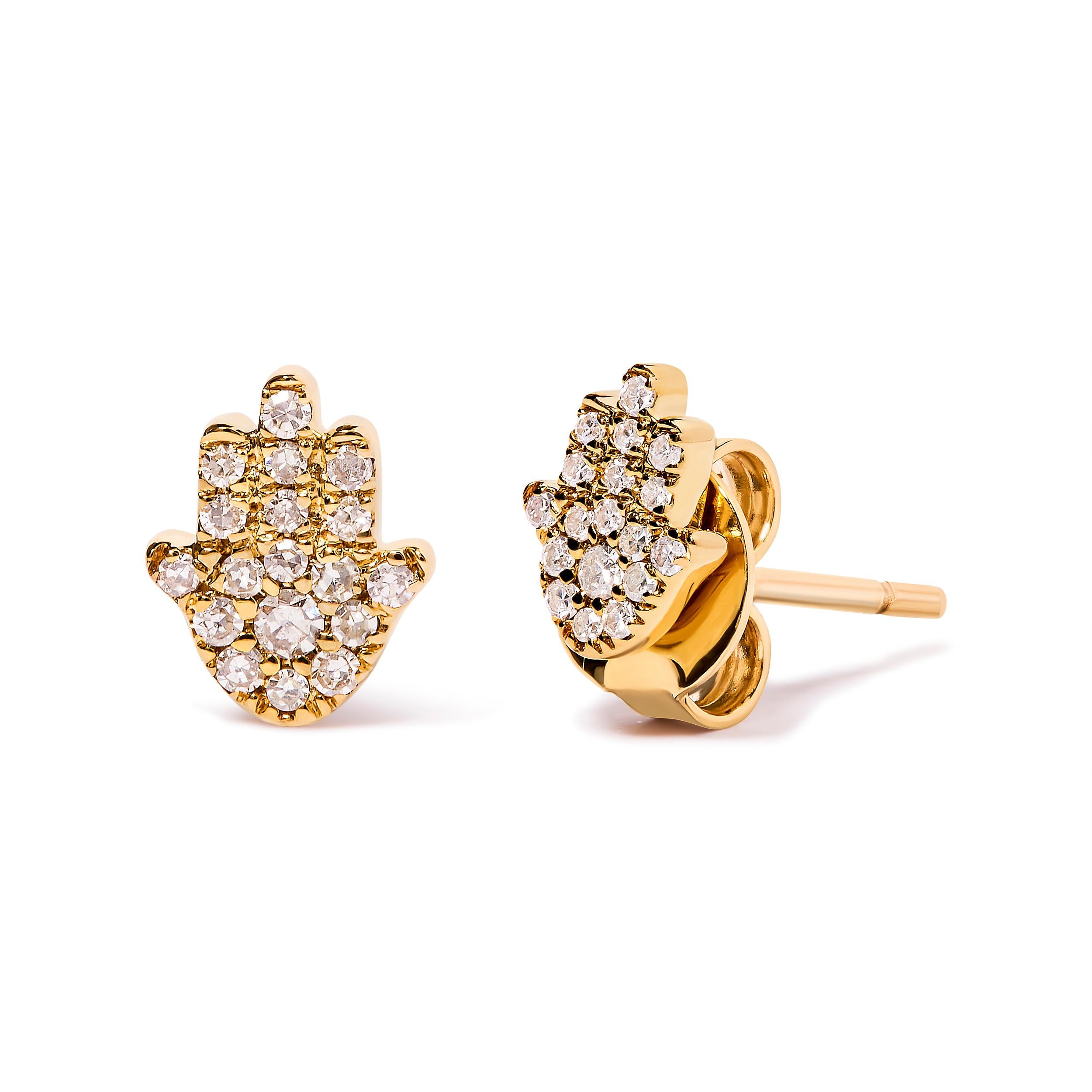 Symbole captivant de protection et de beauté, ces boucles d'oreilles Hamsa en or jaune 10K serties de diamants sont un must absolu pour toute femme en quête d'élégance et de grâce. Réalisée avec une attention méticuleuse aux détails, chaque boucle